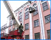 ></p><p class=c_tn>Ивановские пожарные сегодня устроили масштабные учения в Строительной академии. Несмотря на условность пожара, спасатели развернули такую активную деятельность, что случайные прохожие сочувственно вздыхали, жалея об утрате университета. </p><p class=c_tn>Дороги перекрыты, вой сирен, зеваки, горит Строительная академия! Пожарные знают, что возгорание произошло на третьем этаже в актовом зале, там полно народа. Причина возгорания неизвестна - то ли студенты неудачно покурили, то ли преподаватели с пиротехникой не справились. Боевые расчеты по всем правилам пожарного искусства эвакуируют условных людей, на самом деле студенты в прекрасном расположении духа покинули здание заблаговременно. Протягивают рукава - на каждый этаж - ведь конструкции пустотные и надо проливать все здание. Когда бойцы добрались до очага, то бишь актового зала – ужаснулись: тут и там разбросаны флажки, одинокая аудиотехника и кассета с караоке в стиле диско - все говорило о том, что люди в панике спасались из полыхающего здания. Лишь один не успел, ему приходится покидать неудавшийся праздник по лестнице пожарного автомобиля. К этому времени тушение идет полным ходом.  </p><p class=c_tn>Всего в операции было задействовано 11 единиц техники и 45 человек личного состава. Цель проста - отработка действий при пожарах повышенной опасности. «Это очень сложное здание, пустотные конструкции и, во-вторых, очень большое скопление людей, которые в здании находятся», - отметил зам.начальника управления силами ГУ МЧС области Денис Бехтенев. Несмотря на тихий ропот преподавателей по поводу сорванных занятий и напуганных прохожих, пожарные уверены: такие учения в реальных ситуациях помогают спасти не одну жизнь. «Лучше научиться, чем потом на реальных объектах отрабатывать. Это не только не необходимо, это обязательно для любого объекта, любого предприятия», - считает Денис Бехтенев. </p><p class=c_tn>Между тем, проходивший мимо старичок спросил нашего оператора: сынок  - это по-настоящему? Нет, учения, - ответил тот. Ну, слава Богу, пусть учатся. </p><p class=c_av>Андрей Кузьмичев</p>
	
		<div class=