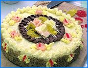 ></p><p class=c_tn>Хороший торт должен быть не только вкусным, но еще и красивым. Главное - соблюсти меру в украшениях из крема. Эту истину знают даже начинающие мастера кулинарного дела. Сегодня в Иванове прошел областной конкурс «Повар – кондитер» среди студентов профессиональных училищ. </p><p class=c_tn>На оформление торта у молодых кондитеров - ровно час. Бисквитные коржи и крем в целях экономии времени и соблюдения рецептуры были приготовлены заранее. Сотворение шедевра особого технического арсенала не требует. Из подручных средств: несколько кондитерских трубочек, специальные мешочки и полная цветовая палитра пищевых красителей. Но главное - это полет фантазии и аккуратность. Ведь торт, шутят участники, он как ребенок, требует большого внимания и нежности. Из-под умелых рук легко появляются причудливые узоры, цветы и даже птицы. В основном приглушенных тонов. Чем меньше красителей, тем полезнее. А вообще выбор рисунка и цветовой гаммы зависит от торжества, для которого торт предназначен. «Если праздничный детский, там всякие птички должны быть, мармелад, конечно. Все яркое такое. Если свадебный - нежные пастельные тона», - считает студентка Шуйского профессионального лицея №4 Анна Николаева. </p><p class=c_tn>Александр Фомин из Тейкова выбрал профессию повара-кондитера не случайно. На это шаг он пошел ради своей девушки, которая любит вкусно поесть. Сама она готовить желанием не горит. По словам Александра, он часто балует любимую разными вкусностями. И полностью согласен с расхожим мнением, что лучший повар - это мужчина: «Руки мужские легче перемешивают… Даже тесто взбить и то легче мужчине, чем женщине. Вот вы хоть одну женщину знаменитость-повара видели когда-нибудь? Даже в сериалах, и везде, в новостях. Все мужчины. Они же повара, которые знаменитости. А женщин ни одной не видел, значит, мужчины все равно готовят лучше, вкуснее»</p><p class=c_tn>Участники говорят, что достаточно часто пекут для родных такие торты. При этом и сами не прочь полакомиться. Среди сладкоежек есть и кондитеры-девушки. Они говорят, что ради такого удовольствия иногда можно пожертвовать даже фигурой. А преподаватели их в этом поддерживают. «Торт - это всегда к чаю, это всегда угощение, всегда настроение прекрасное. Поэтому калории иметь - это очень приятно. А потом их сбросим. Ничего страшного», - говорит преподаватель кулинарии ПУ №31 Валентина Кириллова.</p><p class=c_av>Олеся Чирко</p>
	
		<div class=