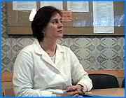 ></p><p class=c_tn>28 шуйских участковых педиатров и медсестер не получили президентской надбавки. Власти Ивановской области разбираются в ситуации и обещают наказать виновных. Но причиной сбоя может оказаться несовершенство самого механизма, который должен был обеспечить реализацию национального проекта. </p><p class=c_tn>В январе родители маленьких шуян были озадачены - участки в детских поликлиниках укрупнили. С тех пор не все успевают записаться на прием к врачу. А врачи не успевают всех обслужить. Отныне численность участков должна превышать 800 человек,- только это может стать основанием для президентской десятитысячной надбавки. Троих врачей и пятерых сестер уволили. Пенсионеры со стажем и квалификацией остались. А у молодого кандидата медицинских наук Елены Саловой категория оказалось маленькой. Педиатр согласилась на временный перевод в амбулаторию села Китово. Против - родители тех детей, которых лечила эта врач. До апреля Елена Салова замещает участкового врача в амбулатории. Потом - неизвестность. Зато она временно получает президентскую надбавку, которую ее коллеги в шуйских поликлиниках не получили. Да и прежняя, трехтысячная зарплата в феврале у них оказалась урезанной. Это издержки страховой медицины. Шуяне не выполнили план по койко-дням и посещениям. Из-за январских праздников врачи как бы не заработали себе на зарплату. Шуйские педиатры отправили коллективное письмо во все инстанции. Реакция властей оказалась незамедлительной. Межведомственная комиссия уже пообещала виновных наказать, а деньги выплатить. Но только за февраль, потому что в январе участки не были укрупнены. Главный врач Шуйской ЦРБ Николай Ермаков сообщил: «За март месяц деньги будут получены - несомненно, точно, - все получат. За февраль деньги также будут получены. Но задержка будет, пока вопрос с Москвой решится о регистре». </p><p class=c_tn>Главным препятствием к выплате стали проблемы именно с регистром участковых врачей. Шуйские педиатры в него не попали. Регистр составляется чуть не на слух, причем фонд медстрахования, который выделяет деньги, к составлению отношения не имеет. «Кстати, упоминания регистра нет в договоре ЦРБ и фонда, нет в договоре между ЦРБ и сотрудниками, нет в приказе 816-м Минздрава РФ. Т.е. связи «регистр-деньги» по этим регламентирующим документам никакой нет», - считает Николай Ермаков. А есть путаница в сложных, но непроработанных в Москве чиновных документах. Это и вызвало сбой, - уверен главврач. В феврале фонд медстрахования даже не уведомил его об отказе в выплатах врачам, просто в марте, получив с опозданием деньги, их недосчитались. И теперь все придется улаживать через Москву. А в больницах тем временем кипят страсти, и врачи-специалисты, оставшись на прежних зарплатах, отказываются лечить больных. И говорят: «Идите к участковым, пусть они вас вылечат». </p><p class=c_av>Василий Когаловский</p>
	
		<div class=