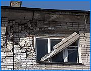 ></p><p class=c_tn>В Иванове в одной из квартир многоэтажного дома на улице Каравайковой обрушилась бетонная конструкция окна. Лишь по случайности не было жертв. Жильцы убеждены, что это произошло из-за многолетнего протекания кровли. Опасаются, что на этом обрушения могут не закончиться. </p><p class=c_tn>Обрушение произошло в субботу около 9 часов вечера. В это время вся семья Сенаевых, в том числе трехлетний ребенок, находилась в комнате. Наталья предполагает, что обрушение - это результат многолетнего протекания кровли. От влаги кирпичная кладка фасада разрушилась. Пошли трещины по потолку квартиры. Одна из плит, говорит Наталья Сенаева, за последнее время значительно осела. Приехавшие после обрушения бетонной перемычки сотрудники МЧС посоветовали семейству в эту комнату не заходить. </p><p class=c_tn>«Сказали, что надо выйти из этой комнаты, мы частично вынесли все отсюда. В общем, сказали, здесь не находиться. Потому что может быть обрушение, - рассказала хозяйка. - Плита просевшая, она может обвалиться. И тут, конечно, какие последствия будут - страшно подумать».</p><p class=c_tn>Сегодня хозяева квартиры стараются поменьше находиться в большой комнате. Трехлетнего Глеба в нее вообще не пускают. Мальчик до сих пор вспоминает, как упала бетонная балка. По словам Натальи, она неоднократно обращалась в 18 ЖРЭУ и МПЖХ, но безрезультатно. Ремонт был обещан коммунальщиками еще в прошлом году. Сотрудники ЖРЭУ появились в квартире только после обрушения. Резюмировали результаты осмотра по телефону. «Позвонили и сказали, что завтра придут сюда мастера, поставят… подпорки посреди комнаты. И вот мы так будем жить, в квартире с колоннами. Насколько, это никто не знает», - говорит Наталья.</p><p class=c_tn>Начальник 18 ЖРЭУ от комментариев отказалась. Мол, поговорим, когда все будет сделано. Коммунальщики действительно планируют укрепить потолок в квартире Сенаевых деревянными подпорками. Как снять с окна рухнувшую балку, в ЖРЭУ пока ответить не могут. </p><p class=c_av>Олеся Чирко</p>
	
		<div class=
