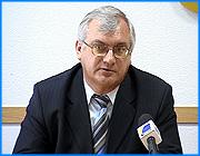 ></p><p class=c_tn>Чтобы удержать город под контролем, Александр Фомин вынужден работать по 14-16 часов в сутки. Об этом он заявил на пресс-конференции, где подвел итоги 100 дней своего пребывания на посту главы областного центра. </p><p class=c_tn>Александр Фомин крепко держит руль, потому что другого выхода нет. Он едва ли не грудью заслоняет горожан от тарифного напора и вполне уверенно управляет долговой массой. И это при том, что денег в бюджете хронически не хватает, какие-то вопросы приходится решать полуфабрикатом, а какие-то и вовсе откладывать. Тем не менее, муниципальный транспорт прирастает автобусными единицами. Цены на сахар и соль обузданы. Долги «Ивгортеплоэнерго» пошли на убыль. Имущество «Водоканала» больше не в залоге у банков. Да и с самими банками научились договариваться так, как Грошеву и не снилось. Фомин играет на контрастах и не скрывает, сколь сильно ему хочется размежеваться с прежней администрацией как системой. Исключаются даже консультации с предшественниками, не говоря о личных контактах. «Я вам скажу честно, за 3 месяца у меня ни разу такой потребности не возникало. Ни с Грошевым... По-моему, Бразера я один раз спрашивал, каким образом умудрились отдать землю под новое здание пенсионного фонда, списав почти миллион остаточной стоимости, и городу эти деньги не были возвращены. Там, кстати, был тоже возможный повод для суда, но вроде бы мы разобрались», - говорит мэр.</p><p class=c_tn>Новая мэрия, действительно, заявила о себе ярой судебной активностью. Ключевой фронт, где уже пошла в ход тяжелая артиллерия, - в сфере землеотведения. Прежние власти якобы раздавали землю направо и налево - теперь ее предстоит вернуть. Что там какие-то участки в несколько десятков квадратных метров - Фомин хочет отсудить целое поле, то, что за мечетью, и, судя по решительности, у него это получится. Война против «Плазы» уже дала результат. Вероятно, судебные иски грозят и дорожно-строительным организациям, которые в прошлом сезоне залатали ивановские дороги так, что Фомин не выдержал уже не просто как мэр, а как автолюбитель: «То, что из-под снега уже появилось, мы проехались, посмотрели. Примерно 20% сделанных в прошлом году работ подлежат переделке, а это двухгодичная гарантия по договору. Мы со своей стороны по этим 20% - а вы говорите, чего мы так много судимся, - готовим предложения производителям работ переделать за свой счет».</p><p class=c_tn>Похоже, непросто придется и среднему звену самой администрации. Фомину поступают сигналы, что там не все благополучно, а людей продолжают гонять по кабинетам. Структура мэрии «все еще не оптимальна». Но и в чиновничьей епархии «порядок и справедливость» тоже восторжествуют. Чтобы еще через 100 дней сработать уже не на четверку, а на отлично. </p><p class=c_av>Дмитрий Попов</p>
	
		<div class=