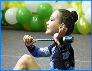 ></p><p class=c_tn>В Иванове проходит один из самых крупных и представительных турниров по художественной гимнастике - чемпионат спортивного общества «Русь». В этом году первенство оспаривают более 400 спортсменок из разных регионов страны. В программу чемпионата входят групповые и индивидуальные упражнения. </p><p class=c_tn>Художественная гимнастика - один из самых технически сложных видов спорта. Общая оценка выступления складывается из трех. Одна бригада судей рассматривает техническую сложность программы, другая - артистическую ценность, и третья - технику исполнения. Вероятно, поэтому тренеры, которые привезли воспитанниц на соревнования, уверены в объективности судейства. «Вообще, в обществе «Русь» судейство считается очень строгим, но я считаю, что это очень правильно, потому что таким образом объективно все оценивается, все гимнастки стоят на своих заслуженных местах, у нас никогда не бывает споров, здесь очень добрая, теплая обстановка. И гимнастки всегда отсюда уезжают довольными, никто не разочаровывается», - говорит тренер из Нижнекамска Оксана Ишмаева.</p><p class=c_tn>Воспитанницы Оксаны Ишмаевой, практически, новички на столь крупном турнире. Но их пригласили на соревнования персонально. На особенно высокие результаты не рассчитывают. По словам тренера, у них еще мало опыта. А очень сильных соперниц много. Их знают поименно, а тренерам по-хорошему завидуют. Но, по мнению Оксаны Ишмаевой, и свои выступают неплохо. Программы готовили специально для чемпионата «Руси». Но из-за большого количества участниц, только с двумя предметами, которые определили организаторы соревнований: мячом и обручем.    </p><p class=c_tn>В групповых упражнениях победу в первом юношеском разряде одержали представительницы Шуи. Хотя успехов у ивановских девушек пока не так много. В группах они лидируют только в первом взрослом разряде. Результаты индивидуальной программы будут известны лишь завтра. </p><p class=c_av>Марина Четверткова</p>
	
		<div class=