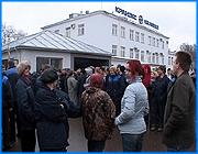 ></p><p class=c_tn>Таможенники обещают отдать заводчанам арестованные комплектующие. В пятницу акционер компании Юрий Токаев встретился с начальником ивановской таможни Сергеем Носовым в кабинете губернатора. Обещание вернуть агрегаты прозвучало в присутствии Михаила Меня. Однако разрешению кризиса предшествовала акция протеста на проходной предприятия. </p><p class=c_tn>Утром к проходной предприятия подъехали таможенники и подвезли с собой подъемный кран. Техника предназначалась для вывоза редукторов, которые находятся на территории завода, на таможенном складе. Руководство предприятия не имело права препятствовать действиям таможенников. Тогда рабочие выстроились живой стеной и не позволили провезти технику через проходную.   </p><p class=c_tn>Но даже если бы правоохранители прорвали живой кордон, подвести подъемный кран к складу с редукторами им бы не удалось. Им помешал бы экскаватор, приведенный сюда одним из заводчан. </p><p class=c_tn>Действия таможни в очередной раз оказались недоступны пониманию работников «КРАНЭКСА». В течение 5 лет из Италии ввозили редукторы, и вдруг начались необъяснимые проблемы, которые закончились арестом узлов. Зачем на этот раз понадобилось увозить их с закрытого склада, выяснить не удалось. «Ни один из представителей таможенных органов и приехавших с ними представителей УВД внятно не могли нам дать ответ на вопрос, по какой причине редукторы будут перемещены со склада СВХ на другой какой-то таможенный терминал», - сообщил директор по логистике ОАО «МК КРАНЭКС» Дмитрий Шумаев.</p><p class=c_tn>В то время, пока заводчане охраняли проходную, Юрий Токаев встречался с начальником таможни в кабинете Михаила Меня. «В присутствии губернатора Носов пообещал - это начальник на нашей таможне - обещал выпустить из 22 там штук 19», - сказал Юрий Токаев.</p><p class=c_tn>Таможенники обещали взять только по одному редуктору каждого типа, чтобы провести экспертизу и выяснить, наконец, что же это такое. Если обещание освободить редукторы будет выполнено, завод уже в субботу сможет возобновить сборку экскаваторов. </p><p class=c_av>Сергей Хохлов</p>
	
		<div class=