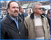 ></p><p class=c_tn>В субботу 1 апреля делегация, состоящая из членов правительства и руководства города, провела инспекционную поездку по Иванову. В числе объектов числились автовокзал, улица Лежневская и сразу несколько стадионов. Этот вояж проходил в рамках так называемой «чистой субботы». Решение о проведении подобных мероприятий было принято на одном из последних заседаний правительства. Результаты почина оказались весьма неожиданными. </p><p class=c_tn>Если говорят, что вокзал - это лицо города, в Иванове оно, как у человека пьющего и порочного. За полчаса до прибытия губернатора работники мобильной насосной станции пытаются еще навести марафет, откачивая лужу, которая как назло разлилась по всей дороге. Но ситуацию это не спасает. Михаил Мень как готовился к суровой действительности, подъезжает на джипе, в кожаной куртке и без галстука, с ходу начинает знакомиться с ситуацией. Осматривает потрескавшееся здание, подъездные пути, залитые лужами, заходит внутрь и сливается с пассажирами, выходит на отправные площадки. Задает много вопросов, внимательно слушает ответы, и делает неутешительные выводы: «Я думаю, этот вопрос решать надо быстро. Потому что уровень вокзала, который мы видели, он даже не отвечает требованиям - ни по объему, ни по качеству, конечно, оказываемых услуг - требованиям небольшого райцентра». </p><p class=c_tn>Один из способов решения проблемы - перенос здания автовокзала в другое место. Возможно, на территорию нынешнего ПАТП-1. Впрочем, другие варианты будут рассматривать на расширенном совещании, которое специально соберут по этой проблеме. Но до лета необходимо принять решение, резюмирует губернатор. Затем кортеж медленно следует по Лежневской. Тут настроение у губернатора совсем испортилось. Многочисленные пестрые вывески магазинов на первых этажах жилых зданий ухудшают восприятие «коридора в город». А жители частного сектора на Лежневской, по мнению губернатора, должны более тщательно следить за внешним видом своих домов и заборов вокруг них. Мэр Иванова Александр Фомин тоже не в восторге от увиденного, но работа в этом направлении уже идет. «По инициативе мэрии, ИГАСА разработала общие виды улиц, которые должны служить ориентиром для работы управления благоустройства города. Там есть и Лежневская улица, и мы начнем приводить ее в такой цивилизованный вид, но и не только Лежневскую, и другие улицы», - пообещал мэр. </p><p class=c_tn>По итогам инспекции будут сделаны оргвыводы. Но уже сейчас очевидно, что благоустраивать Иваново начнут именно с фасада - автовокзала и улицы Лежневской. </p><p class=c_av>Андрей Кузьмичев</p>
	
		<div class=