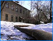 ></p><p class=c_tn>Под занавес отопительного сезона Ивановская генерирующая компания ввела санкции для потребителей. Задолженность «Ивгортеплоэнерго» за потребленное тепло сейчас составляет почти 160 миллионов рублей. Однако руководство муниципального предприятия уверяет, что уже завтра вопрос о долге будет снят и ограничения не скажутся на ивановцах серьезно. Такая информация прозвучала на очередном штабе по теплоснабжению. </p><p class=c_tn>В феврале температура теплоносителя на подающих выводах опустилась до 75 градусов. С 31 марта генерирующая компания снизила температуру до отметки в 60 градусов. Из-за долга «Ивгортеплоэнерго»: не закрыты февральские платежи, нет проплаты за март, плюс нет авансовых платежей за апрель. Однако очередной кредит позволил муниципальному предприятию погасить часть задолженности, завтра большая ее часть, почти 130 миллионов поступит на счета генерирующей компании. Причем в этом не сомневаются и сами энергетики. Таким образом, точку в отопительном сезоне поставят не финансовые проблемы, а погода, как и должно быть. Кстати, Сергей Саванов заверил, что проблем с горячим водоснабжением летом тоже не возникнет. Вопреки уже появившимся слухам.</p><p class=c_tn> «Вопрос второй, что опять могут возникнуть сложности с температурой воды, поскольку как бы система как была, так и осталась, но посмотрим вместе с энергетиками, посмотрим как с этой проблемой тоже справиться. Хотя, конечно, на 100%  сказать вот так, что везде будет качественная вода, я, конечно, сейчас обещать не смогу», - сказал он.</p><p class=c_tn>Финансовые разбирательства генерирующей компании с муниципальным предприятием  для остальных членов штаба уже не актуальны. Сейчас на повестке дня другие вопросы. Начался сезон плановых ремонтов теплосетей. Он и диктует круг задач. Начальник городского управления ЖКХ Владимир Тихановский подчеркнул: «Я считаю, что в первую очередь, это, конечно, подготовка к следующему отопительному сезону. То есть сейчас именно организационные вопросы, связанные с определением перечня этих работ, с объемом этих работ, с расторговкой, потому что бюджетные деньги должны пройти через торги». По словам Владимира Тихановского, затягивать эти процедуры нельзя и с подрядными организациями будут плотно работать. Чтобы не получить ситуацию, когда объекты вводили в эксплуатацию уже после начала отопительного сезона, как в прошлом году. Впрочем, более жесткий контроль установят за подрядчиками и в других сферах жилищно-коммунальных услуг. </p><p class=c_av>Марина Четверткова</p>
	
		<div class=