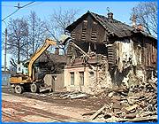 ></p><p class=c_tn>Сегодня с 7 часов утра в Иванове было перекрыто движение по улице Кузнецова, на участке дороги от Ярославской до переулка Мархлевского. Это связано с работами по сносу аварийного жилого дома. Решение о сносе было принято вчера вечером после предписания областного МЧС, подписания необходимых документов и переселения проживавших там людей. Ветхое здание грозило обрушением. </p><p class=c_tn>Жилой дом по адресу улица Кузнецова, 12 в аварийном состоянии давно. По зданию с кирпичным фундаментом и деревянным верхом пошли трещины. Трамваи, проходящие рядом, помогали разрушению. Еще 2 недели назад сотрудники областного МЧС вынесли предписание о сносе аварийного строения. В столь короткие сроки городским властям было необходимо подготовить ряд документов и решить вопрос о предоставлении другого жилья семье, которая проживала в доме. «Семья, которая здесь проживала, это семья из 4 человек: муж с женой и двое детей, им предоставлено жилье по улице Велижской, они переехали вчера, вчера переезжали. А внизу которые здесь прописаны, но не проживали, им даны гарантийные обязательства о выделении жилья», - заверил заместитель главы города Извиль Салихов. </p><p class=c_tn>Переселение остальных прописанных по этому адресу людей в новые квартиры ляжет на плечи будущего застройщика. Такое условие поставили инвестору городские власти. Подготовка к сносу здания длилась всю ночь, со вторника на среду. Нужно было снять провода трамвайной и троллейбусной линий, уличного освещения, отключить дом от газоснабжения. И уже с самого утра было перекрыто движение транспорта и начались работы по сносу. Начальник городского управления ЖКХ Владимир Тихановский сообщил: «Вчера было принято решение кому, сколько и чего Сегодня никто не подвел, вся техника на месте работает, то есть срывов не было. Сейчас работает 5 самосвалов, технику выделяет СМП, спецавтобаза жилищного хозяйства, экскаватор работает «Ивгортеплоэнерго», то есть практически все МУПы города задействованы здесь для выполнения этих работ».</p><p class=c_tn>Все работы планируется закончить уже этой ночью, чтобы была возможность восстановить движение к утру четверга. Подобных аварийных домов по Иванову много. Власти, по словам Извиля Салихова, наконец, решили начать «очищать город от грязи». В ближайшем будущем, например, будут снесены обгоревшие руины дома на углу улиц Кузнецова и Жарова. Они портят вид города уже на протяжении почти 10 лет. </p><p class=c_av>Марина Четверткова</p>
	
		<div class=