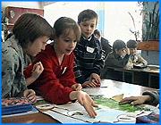 ></p><p class=c_tn>12 судебных процессов в защиту прав детей провел юрист бесплатной консультации при уполномоченном по делам ребенка. Однако в этом году областная консультация не работает: на нее не выделены средства из областного бюджета. Уполномоченная по правам ребенка Наталья Ковалева на сегодняшней пресс-конференции пообещала напомнить об этом руководству региона в своем ежегодном докладе.</p><p class=c_tn>Только в прошлом году за консультациями обратились 360 человек: родители, опекуны и сами дети и подростки. Теперь им ехать некуда. И негде встретиться с самой Натальей Ковалевой - помещения для уполномоченного по правам ребенка не выделено. В течение года ей приходилось заниматься квартирным вопросом сирот, социальной помощью, судебными конфликтами и регистрацией гражданства детей. Так, шуйскому детдому паспортно-визовая служба отказывала в регистрации гражданства выпускников. «Суд им отказывает - нет соответствующих документов, подтверждающих, что жили там-то, родились там-то и т.д. Потому что дом сгорел. Письмо пишу в федеральную миграционную службу по всем этим фактам. И федеральная миграционная служба присылает письмо, разъясняющее паспортно-визовой службе, как можно оформить гражданство этим детям. Ну что, они не могли обратиться?» - говорит Наталья Ковалева.</p><p class=c_tn>Таких случаев десятки. Права ребенка нарушают в милиции, детских учреждениях, администрациях, думах, судах. Скачкообразно выросло число жалоб на истязания и побои детей. Однако в судах такие дела не рассматриваются за недоказанностью. А власть периодически забывает выделить деньги на больных детей, которые не могут обойтись без специального питания, иначе у них начинаются проблемы с развитием. Последний раз это питание выделялось в декабре, а родителям оно не по карману. «Должной защиты и поддержки со стороны государства сегодня мы не видим, - считает депутат. - Сейчас я с письмом обратилась к губернатору по этому вопросу. Срочно нужно решать. У нас есть 23 ребенка в области, которые больны фенилкетурией. Она требует небелкового питания». </p><p class=c_tn>Наталья Ковалева в своем ежегодном докладе высказала целый ряд предложений. В том числе, о пилотном проекте по созданию органов ювенальной юстиции, которые будут заниматься проблемами детства, открытию специальной школы для несовершеннолетних, совершивших преступления, о выделении дополнительных средств на квартиры для детей-сирот. Пока на это год запланированы 4,5 миллиона рублей - против 10 миллионов в прошлом году и 6 в позапрошлом. </p><p class=c_av>Василий Когаловский</p>
	
		<div class=