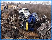></p><p class=c_tn>В Иванове в ночь на понедельник на участке промышленных железнодорожных путей в районе Сластихи пошел под откос тепловоз. В результате аварии пострадали 2 человека. Пассажирские составы здесь не ходят, это промышленная ветка, по которой, в частности, доставлялись строительные материалы в ивановскую ДСК. Тепловоз толкал перед собой так называемый хоппер с цементом и вот-вот должен был пересечь мост через Уводь в направлении Камвольного комбината. В 01:20 земля - вместе с фрагментом путей длиной около двух десятков метров - ушла из-под колес. Видно, как насыпь буквально поплыла под тепловозом. В результате оползня в кювете оказалось около 200 тонн металлоконструкций. Ущерб пока не подсчитан, но очевидно, что он огромный. На тепловозе в момент происшествия находились машинист и составитель: последний успел спрыгнуть и сломал руку, первый выбраться из кабины не смог, но, к счастью, серьезно не пострадал. Пути и сам тепловоз принадлежат акционерному обществу ПЖТ-2. С руководством предприятия в понедельник нам не удалось связаться. Какой-либо официальной информации о происшествии в течение дня не поступало. Скорее всего, делом займется транспортная прокуратура и комментарии могут последовать в самое ближайшее время. О причинах обрушения насыпи пока можно только предполагать. К этому участку железной дороги примыкает зольник ТЭЦ-2. Возможно, дренажный канал засорился, вода и сейчас подступает практически к самому верху насыпи. Грунт насыщался влагой и в итоге «поплыл». Впрочем, установление причин аварии для руководства ПЖТ-2 отступит на второй план в сравнении с тем, что предстоит сделать, чтобы движение составов по этой ветке возобновилось. С самого утра рабочие разбирали поврежденный участок путей. </p><p class=c_tn>По самым беглым прикидкам, восстановительные работы могут занять до двух месяцев. Сначала предстоит насыпать грунт и восстановить полотно. Только после этого сюда смогут подогнать кран, чтобы поднять и отбуксировать тепловоз. После таких операций он вряд ли уже будет пригоден к эксплуатации. Наполовину металлолом, это все же не вполне безопасный объект. Видно, что емкости с горючим не герметичны. Во второй половине дня к месту событий была выслана охрана в лице машиниста локомотива, однако, недолго побыв, он исчез из поля зрения. </p><p class=c_av>Дмитрий Попов</p>
	
		<div class=