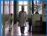 ></p><p class=c_tn>В среду на базе Первой городской больницы Иванова прошли специальные тактические учения. Местные врачи-инфекционисты продемонстрировали коллегам, как действовать в случае массового поступления инфицированных.</p><p class=c_tn>Первых заболевших с подозрением на птичий грипп доставляют на карете «Скорой помощи». Врачам Первой городской больницы о тревожном факте уже сообщили, они в полном защитном обмундировании готовы принять пациентов. </p><p class=c_tn>Заболевших, несмотря на то, что медлить нельзя, врачи больницы принять не спешат. Все это - только после вводной. По замыслу учений, опасной инфекцией заразились два брата-фермера. Несколько дней назад в их хозяйстве начался падёж кур. Фермеры решили самостоятельно избавиться от мертвой птицы. Результат - заражение. По дороге в больницу у младшего брата начался отек легких, его решено сразу же направить в реанимацию. Второй фермер пока на ногах держится. Кашляет, жалуется на плохое самочувствие. </p><p class=c_tn>Осмотр проходит под пристальным взглядом журналистов. Медиков на эту процедуру из-за их многочисленности не пускают. К признакам обычного гриппа: высокой температуре, ознобу и слабости, уже на ранней стадии примешаны затрудненное дыхание и сильный частый кашель. Врач ставит диагноз - птичий грипп, но пока со знаком вопроса. «Углубленное такое изучение данных эпиданамнеза, которое началось на этапе скорой помощи, позволило поставить предварительный диагноз. Почему под знаком вопроса, потому что это первый случай. Вот анализы возьмут, СЭС подтвердит нам, что это птичий грипп, тогда будем ставить без знака вопроса», - говорит и.о. заведующего приемным отделением Николай Калистратов. </p><p class=c_tn>Больного направляют в отдельный бокс инфекционного отделения. Методы лечения нашим медикам известны по опыту других стран. Но вирус гриппа птиц - непредсказуем. «Не дай бог, он сядет на ту основу, на которой у нас обычно вирус А. Это может появиться новый мутант, с которым мы даже не готовы в настоящее время справиться. И об этом говорит та летальность, пусть не так много болело этим заболеванием. Но в то же время люди-то погибают, где-то 80% гибель людей», - считает заместитель главного врача по инфекционным заболеваниям больницы № 1 Виталий Чернобровый.</p><p class=c_tn>Медики надеются, что их опасения не оправдаются. Для лечения изученной формы гриппа птиц уже закуплены некоторые препараты. Пригодятся в борьбе с инфекцией и те медикаменты, которые были приобретены в период угрозы атипичной пневмонии. </p><p class=c_av>Олеся Чирко</p>
	
		<div class=