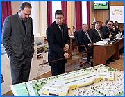 ></p><p class=c_tn>Губерния будет прирастать инвестициями, а ее бюджет - налогами. На сегодняшнем заседании межведомственного Совета по размещению производительных сил Михаил Мень поддержал ряд масштабных инвестиционных проектов. По сути, дан старт строительству в регионе металлургического комбината и сразу двух торгово-развлекательных комплексов. Общий объем вложений может составить свыше 5 млрд. рублей. </p><p class=c_tn>Дебютное заседание Совета и сразу - такие результаты. Инвесторы должны быть более чем довольны. Первым в списке заявителей значился Московский металлургический завод. Он хочет наладить в регионе производство сортового металлопроката. Площадка уже подобрана - на территории учхоза в Ивановском районе. Компания намерена вложить в строительство предприятия 100 млн. долларов, дать до 1000 рабочих мест, как минимум, и в дальнейшем отчислять в местный бюджет до 12 млн. долларов в год. Рынки сбыта тоже определены. «Ивановская область, прежде всего. По нашим подсчетам, она будет занимать от трети до 40 % на сегодняшний день. При этом я хочу обратить внимание, что треть эта будет именно использоваться - данная выпускаемая арматура - на строительство местного жилья. И жилья, и различных объектов», - подчеркнул генеральный директор ООО «МОЭМЗ» Сергей Березов.</p><p class=c_tn>Если электрометаллургический завод - практически не имеющий аналогов объект, в торговых центрах регион недостатка не испытывает. Однако «Бимарту» и «Серебряному городу», похоже, утрут нос. Потому что в губернии появятся сразу два огромных торгово-развлекательных центра. Один из них должен вырасти на пустыре между Ивановом и Кохмой. 40 с лишним гектаров площади, гипермаркет, мультиплекс, детские аттракционы и прочее, и прочее. Инвестор рисует заманчивые перспективы. «Считаем, что реализация данного проекта позитивно скажется на пополнении бюджета Ивановского района. Вот, к слову сказать, в настоящее время всего 2 млн. заложено на электрификацию всего района, то есть это даже лампочки невозможно заменить на эти деньги. Считаем, что наш центр серьезно поправит бюджет этого района», - сказал менеджер компании «Региональные инвестиции» Анатолий Омехин.</p><p class=c_tn>Второй похожий центр может быть построен в Суховке. Тут даже ледовое поле обещают с инструкторами, обученными в Америке. Так что будет на что лампочки вкручивать и в Иванове. Губернатора не смутило близкое соседство двух мегакомплексов: дескать, пусть конкурируют, это только на благо пойдет. А вот к сетованиям инвесторов по поводу сроков прохождения документов в различных инстанциях он отнесся весьма серьезно. «Хочу предупредить чиновников всех уровней, что любое затягивание будет рассматриваться мною как попытка вымогательства. По-другому я не буду оценивать это никак», - отметил Михаил Мень.</p><p class=c_tn>Почти все инвесторы просили преференций у местной власти. Губернатор подчеркнул, что сроки предоставления налоговых льгот нужно тщательно выверить. Негоже предприятию иметь миллионные обороты и продолжать пользоваться халявой. Подчиненным же своим Михаил Мень дал команду способствовать в снятии всех административных и бюрократических препонов на пути инвесторов. </p><p class=c_av>Дмитрий Попов</p>
	
		<div class=