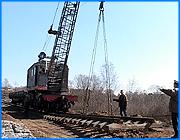 ></p><p class=c_tn>Движение на участке промышленных путей, где в ночь на понедельник попал в аварию тепловоз, будет вновь открыто в конце недели. Напомним, в результате обрушения насыпи маневровый локомотив пошел под откос. Сейчас на месте событий идут активные восстановительные работы. </p><p class=c_tn>Ущерб нанесен сразу двум собственникам - Российским железным дорогам и ивановскому предприятию ПЖТ-2, но экономическая оценка последствиям ЧП еще не дана. Сформирована экспертная комиссия - она установит факторы, которые привели к обрушению насыпи. Тепловоз будет лежать в кювете, как минимум, до конца месяца. Руководство акционерного общества ПЖТ-2 в среду приняло решение о том, что сначала необходимо возобновить движение составов. Дело в том, что по этой ветке доставлялся цемент в Ивановскую домостроительную компанию, там его резерв уже на исходе, и под угрозой срыва могут оказаться строительные работы. «Где-то в воскресенье с утра подвижной состав в сторону ДСК должен пойти. Дальнейшая работа будет заключаться в извлечении этой техники. Технику будут извлекать по частям, нельзя ставить большегрузные краны сюда, поскольку не позволяют условия. И где-то в двадцатых числах апреля все будет закончено», - сообщил генеральный директор ОАО ПЖТ-2 Владимир Шутиков. </p><p class=c_tn>Иными словами, поднять локомотив целиком не получится, его демонтируют, снимут и вывезут все ценные узлы: дизель, гидропередачу, экипажную часть - это около 50 тонн металлоконструкций. Только затем из кювета извлекут покореженный каркас. Движение составов на этот период восстановят по временной схеме. Железнодорожную нитку направят в обход зоны обвала, по кривой, для этого рабочим придется зайти в заболоченный золоотвал, который, похоже, и стал причиной подтопления насыпи и ее последующего обрушения. «Вот левый откос отсюда будем бетонными блоками укреплять, а правый - рельсошпальной решеткой. И, соответственно, дозировать гравийно-песчаную смесь, укатывать ее, и соответственно, сделаем так, чтобы были устойчивые откосы слева и справа. Очевидно, уже тогда с небольшой скоростью будем пропускать на ту сторону составы», - сказал начальник отдела пути и сооружений ОАО ПЖТ-2 Петр Судибор.</p><p class=c_tn>В дальнейшем движение будут восстанавливать по первоначальной схеме. Насыпь необходимо максимально усилить. Однако ее соседство с зольником не может не внушать опасений в будущем. Эксперты должны изучить все проектные и нормативные документы в этой части. Очевидно, что виновный в происшествии все-таки будет назван. </p><p class=c_av>Дмитрий Попов</p>
	
		<div class=