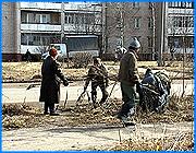 ></p><p class=c_tn>Десятки ивановских дворников работают в эти дни на проспекте Строителей и улице Шубиных, чтобы навести порядок на бесхозных территориях. Но дополнительной оплаты за это в будни им не положено. При этом,  основной нагрузки, работы вокруг жилых домов, с дворников никто не снимал. Редкое зрелище - столько дворников в одном месте одновременно. Они приходят на заброшенную аллею посреди улицы Шубиных с прошлой недели. Начали с мусора, теперь руки дошли до старой травы и веток.  За этими руками не поспевает техника. Городские начальники признают: город - в грязи, надо чистить. Но здесь земля ничья. Бесхозных территорий в городе много, что с ними делать в мэрии не решили, но, по словам начальника МПЖХ, речь идет о системном подходе, в рамках всего города. Директор ведомства Павел Кабанов, что вопрос об уборке бесхозных территорий решается постоянно решается на многочисленных совещаниях и только путем совместного обсуждения. Если потребуется увеличение норм уборки, то на помощь придет действующее законодательство. Сейчас  дворник с шести утра убирает свой участок. Хотя дел хватит до вечера,  в восемь  он покидает свой удел и приступает к очистке бесхозной улицы, например, проспекта Строителей,  до середины дня.  Оклад при этом не увеличивается, а он у дворников, как правило,  чуть больше  двух тысяч рублей.  Привлекать их к предпраздничным уборкам  начали при прошлом мэре. Тогда за эту дополнительную работу платили двойные деньги.  Представитель столь нужной профессии Лариса Галухина сетует, что в данный момент фактически работает бесплатно. Впрочем, аргументы директоры МПЖКХ  убедительны, как у любого начальника. Павел Кабанов уверен, что дополнительная нагрузка не смертельна, ничего здесь предосудительного нет. Считается, что дворы будут убраны в любом случае. Но  бесхозные земли остаются бесхозными, системы их уборки пока нет. А дворники недовольны. Случись,  при такой уборке порвать сапоги, придется нести в ломбард заветную метлу. </p><p class=c_av>Василий Когаловский</p>
	
		<div class=