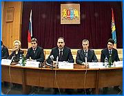 ></p><p class=c_tn>Областные финансы станут более прозрачными и предсказуемыми. Так оценивают члены регионального правительства введение в оборот нового документа  - трехлетнего финансового плана. Его будут писать на основе стратегического плана развития, а он сам, в свою очередь, станет основой для годовых бюджетов ближайших трех лет. Нововведение обсуждали сегодня на тринадцатом заседании областного правительства. </p><p class=c_tn>Бюджет в Ивановской области - больное место. Основной финансовый закон региона принимается зачастую в последний момент, едва ли не с боем новогодних курантов. Регулярные  пересмотры исполнения выявляют множество отклонений от плана, нередко выясняется, что область не готова выполнить взятые финансовые обязательства перед контрагентами. В первую очередь от такого разброда и шатания страдают муниципальные образования, в которых денег не хватает хронически с регулярными обострениями. В результате муниципиям приходится прибегать к банковским кредитам и ссудам департамента финансов. Трехлетний финансовый план позволит, по мысли разработчиков, четче согласовывать действия распорядителей бюджета, соотносить предполагаемые доходы и расходы. К тому же федеральный центр при раздаче целевых программ предпочитает регионы, где все спланировано и просчитано. По мнению начальника областного департамента финансов новая схема добавит прозрачности и уверенности в завтрашнем дне.</p><p class=c_tn>Таким образом, разработка бюджета на две тысячи седьмой год началась уже сейчас, в апреле. А готовый документ нужно будет представить областной думе на рассмотрение не позднее пятнадцатого октября. Такой подход губернатор Михаил Мень назвал началом активной фазы работы над бюджетом будущего года и вообще над стратегическим развитием, над стратегическим планированием развития нашего региона.</p><p class=c_tn>Первым шагом в работе над планом станут инвентаризация целевых программ и реструктуризация бюджетной сети. </p><p class=c_tn></p><p class=c_av>Сергей Хохлов</p>
	
		<div class=