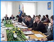 ></p><p class=c_tn>Депутаты ивановской городской Думы отказались выносить свой вердикт по сырым и неподготовленным вопросам, которые представили на их рассмотрение чиновники и заинтересованные лица. Собравшись на совместное заседание комитетов, думцы обнаружили, что клерки даже не обеспечили их документами и экономическими обоснованиями, на основе которых можно было бы принять решение. Комитетам по городскому хозяйству, законности и местному самоуправлению не удалось нынче принять ни одного принципиального решения. Уже первый вопрос, об изменении ставок земельного налога, внесенный чиновниками, был ими же и снят. Пока решили работать по старому», - заявили депутатам должностные лица. Зато предложили объединить два кинотеатра - Искру и Современник. Для большей эффективности и снижения затрат. Но экономического обоснования не предоставили. Депутаты ответили, что не понимают этого проекта. Председатель комитета думы по городскому хозяйству Александр Шехоткин заявил, что не видим смысла в схеме присоединения муниципального предприятия к частному, тем более доказательств об эффективности данной затеи так и не было представлено. Поэтому решения принимать не стали до тех пор, пока документы поступят в Думу. Дальше в повестке дня - арендная плата в случаях со стадионами. Земли много, а ставки выросли. В результате, на Буревестнике размер арендных платежей вырос в этом году в пятьдесят семь раз! Администрация предложила понизить ставки для спортсменов. Но оказалось, что половина платежей причитается области. Этой половиной город распоряжаться не вправе. Придется сначала запрашивать согласие областной Думы - сами чиновники сделать это не потрудились. А расчетов и цифр не оказалось и здесь. Вопрос отодвигается, а ставки аренды пока остаются высокими. Наконец, в повестке дня отчет антенного предприятия Кабельные сети. Часть его акций принадлежит городу. Оказывается, прибыли эти антенны не приносят, вся она идет в развитие производства. Развитие идет ни шатко, ни валко, а главный инвестор при этом хочет купить долю города. Это тоже насторожило думцев. Чиновники продвигают сырые, непроработанные проекты, - возможно, с подачи заинтересованных и влиятельных лиц. А Дума не может решить важнейшие проблемы. Депутаты осознают: пора менять систему подготовки законопроектов. На ближайшем пленарном заседании депутаты займутся единым порядком составления проектов. Тогда важные для города вопросы будут решаться быстро и грамотно. </p><p class=c_av>Василий Когаловский</p>
	
		<div class=