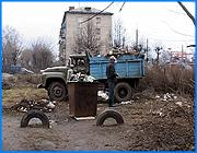 ></p><p class=c_tn>Администрация Иванова решила отчитаться о проделанной работе по уборке города в весенний период. Сегодня управление по благоустройству города организовало для журналистов рейд по местам наиболее успешных работ. Рейд был организован в лучших традициях туристических поездок. Разница лишь в том, что роль достопримечательностей должны были выполнять убранные улицы и покрашенные остановки.  Но оказалось, что рядом с ними можно увидеть разбросанный мусор. Представители мэрии отмечают, что такое бывает, когда территория остается бесхозной. Иными словами, не закреплена ни за городом, ни за предприятиями. В ближайшем будущем эту проблему обещают решить. Заместитель начальника Управления по благоустройству города Наталья Иванова рассказала, что уже разработан целый план разграничения этих территорий и закрепления непосредственно за конкретными предприятиями и организациями, не всегда, кстати, муниципальными.</p><p class=c_tn>В ближайшее время администрация планирует очистить центральные улицы Иванова от старых и больных деревьев, закончить ямочный ремонт дорог. Но основное внимание в управлении решили уделить уборке скверов города. Всего их двадцать три, и, по словам Натальи Ивановой, сейчас скверы приводят в надлежащий вид. Основной же проблемой по благоустройству этих территорий стала нехватка рабочих рук, просто заработная плата весьма невысока. В администрации понимают, что чистота на улицах напрямую зависит от финансовых возможностей города. В меньшей степени чиновники рассчитывают на сознательных горожан, готовых приводить в порядок собственные дворы. </p><p class=c_tn></p><p class=c_av>Вячеслав Герасимчук</p>
	
		<div class=