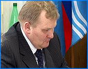 ></p><p class=c_tn></p><p class=c_tn>Бюджет областного центра приближается к рекордной цифре - три миллиарда рублей. Депутаты городской думы решали на совместном заседании профильных комитетов, как распорядиться дополнительными доходами, полученными в первом квартале. Разногласия с предложениями мэрии практически не возникали. Три миллиарда - это прогнозная цифра по расчетам на весь год. Но и администрация, и депутаты уверены, что прогноз сбудется. Доходы первого квартала вполне позволяют об этом говорить. Превысили расчетные цифры сборы от различных налогов, от продажи муниципальной собственности. Так продажа центрального универмага принесла в казну более сорока миллионов рублей. Деньги пойдут на решение самых очевидных проблем.</p><p class=c_tn>Заместитель председателя думы Владимир Беляев считает, что деньги должны идти на ремонт отвратительных городских дорог и на очистку от грязи областного центра. Цена вопроса на решение последней проблемы шестьдесят миллионов рублей. Дума согласна с мэрией в целом, но ряд частностей вызвал вопросы. Например, чем будут белить стволы деревьев на сумму в четыреста шестнадцать тысяч рублей, есть ли построчно расписанные расходы на благоустройство и ремонт дорог? Где взять дополнительные пять миллионов на финансирование заявленной программы «Свет вечернего города»? Все это требует более детального обсуждения. Правда, бюджетный дефицит остался и даже увеличился. Но, по мнению депутатов, к концу города ситуация гарантированно выправится, потому что резервы для дополнительных доходов в городе есть. </p><p class=c_av>Сергей Хохлов</p>
	
		<div class=