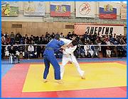 ></p><p class=c_tn>Сегодня в Иванове стартовал чемпионат федеральной службы исполнения наказаний по президентскому виду спорта - дзюдо. На соревнования съехалось около трехсот представителей системы, причем не только из России, но и из Дагестана, Чувашии, Молдовы и Удмуртии. В программе первого дня  схватки в самых престижных весовых категориях: девяносто, сто и выше килограммов. Перед началом соревнований - обязательный инструктаж для судей. Сейчас российская федерация дзюдо меняет правила. Для того чтобы простой зритель понимал происходящее на татами. Ведь судейские команды в этом виде спорта  на японском языке. Теперь все упростят. Поединок длится пять минут. Если не отмечена чистая победа, тогда борьба завершается досрочно. В дзюдо нет ударной техники, только бросковая, поэтому большое внимание уделяют форме. Для некоторых спортсменов кимоно шьют по таким лекалам, что противнику очень трудно за него ухватиться, что в конечном итоге приведет к поражению. В этом виде спорта ценится качество и амплитуда броска. Спортсмен может сделать лишь один, в ответ на пять бросков соперника, и выиграть схватку. В первый день соревнований проходят предварительные поединки в двух весовых категориях: девяносто, сто и выше килограммов. Остальные пять категорий проведут свои встречи двадцатого и двадцать первого апреля. В последний день чемпионата федеральной службы исполнения наказаний состоятся финальные бои. Сейчас дзюдо вступило в фазу бурного развития. В том числе в силовых структурах. Генеральный директор Национального союза дзюдо Владимир Шишкин популярность дзюдо среди силовых структур объясняет очень просто: «Именно профессиональная деятельность в системе исполнения наказаний, в системе МВД и ФСБ, она связана, так сказать, в том числе и с применением физической силы для задержания противника, для достижения, так сказать, победы в тех поединках, единоборствах, которые возникают в жизни, поэтому естественно дзюдо используется как система именно боевой специальной подготовки. Приемы, которые они там используют, потом применяют на практике». Связано это не столько с увлечением дзюдо президента Путина, сколько с тем, что как любое единоборство подпитывается философией, а потому, считают специалисты, воспитывает личность. </p><p class=c_av>Марина Четверткова</p>
	
		<div class=
