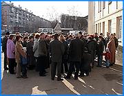 ></p><p class=c_tn>Очередная акция протеста работников ЗАО Ивановомебель. В пятницу у здания предприятия прошел незапланированный митинг. Работники требовали погашения долгов по заработной плате. Основной причиной задержки руководство комбината называет отсутствие покупателей на собственность предприятия, продажа которого - единственный источник поступления денег. На митинг собрались около шестидесяти человек. Люди требовали погашения задолженности по заработной плате, а также объяснений, почему выплаты до сих пор не производятся. По словам инициативной группы, в прошлую пятницу руководство предприятия обещало, что на этой неделе будет погашен остаток за август, а также выдана зарплата за сентябрь  прошлого года. Но выплат так и не последовало.</p><p class=c_tn> Председатель профкома ЗАО Ивановомебель Эльвира Крюкова считает это просто безобразием, когда слова управляющего и исполнительного директора предприятия противоречат друг другу, говорит, что у людей кончается терпение, потому что невозможно столько времени жить без денег.</p><p class=c_tn>Руководство предприятия было встречено работниками недоброжелательными выкриками. Разговор периодически переходил на повышенные тона. Рабочие говорили, что зарплату за полгода им должны были выплатить до конца апреля. Ссылались на соответствующий график погашения задолженности, который был утвержден на совещании в правительстве области. То, что нарушения этого плана есть, руководство предприятия не отрицало. Исполнительный директор уверяла, что поступление денег полностью зависит  от продажи собственности предприятия. Но приобретать ее инвесторы не спешат, а потому и о сроках погашения долгов говорить пока не приходится.</p><p class=c_tn>По мнению помощника исполнительного директора, низкий спрос - это, в том числе, и результат деятельности самих рабочих. Мол, своими акциями активисты отпугивают покупателей. Например, Раиса Кузнецова рассказала историю срыва сделки по материальному складу. Сначала инвестор подписал договор, но потом, увидев бастующих рабочих, испугался вкладывать средства в комбинат.</p><p class=c_tn>Тем временем останавливаться на этой акции рабочие не намерены. Первого мая они планируют устроить массовую демонстрацию. Не исключают, что перекроют одну из центральных улиц. </p><p class=c_av>Олеся Чирко</p>
	
		<div class=