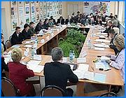 ></p><p class=c_tn>Как живут ивановцы - ликвидаторы аварии на Чернобыльской АЭС, с какими проблемами они сталкиваются. Об этом и многом другом говорили сегодня за круглым столом в областном управлении соцзащиты. Встречу чиновников и чернобыльцев приурочили к 20-летию с момента трагедии. </p><p class=c_tn>В дежурных докладах чиновников очень много цифр и процентов, и очень мало реальных проблем. Скорбный список «ушедших» за последние 20 лет все тем же спокойным тоном.  </p><p class=c_tn>«Всего за 20 лет умерло 372 ликвидатора. В 2005 г. смертность составила 20 на 1000 населения и вообще-то она применима по показателю ко всему населению Ивановской области», - сообщил первый заместитель начальника департамента здравоохранения Андрей Заярный.</p><p class=c_tn>Правда, новообразования у чернобыльцев встречаются чаще, - отмечает докладчик. Но его прерывают: продумайте свое выступление, в нем нет проблемы, нет сопереживания. На самом деле, в последнее время чернобыльцы фактически оказались в общем списке и в общей очереди. За жильем, лекарствами, путевками - реформы уравняли их с теми, кто заболел, например, туберкулезом в местах лишения свободы.  </p><p class=c_tn>Председатель городской общественной организации инвалидов Союз «Чернобыль» Петр Лугина сказал: «И мы, чернобыльцы, патриоты своей родины, стоим с ними в одной очереди за путевкой, это справедливо?! Я считаю, что несправедливо. Мы выполняли государственное задание. Оставили там свое здоровье. И мы, чернобыльцы, должны, как было раньше в старом законе написано, в первоочередном порядке. Этого нет, это убрали». </p><p class=c_tn>На приобретение жилья из федерального бюджета в прошлом году чернобыльцам выделили 3.6 млн. рублей - при потребности в 22 млн. Уже сейчас понятно, что с таким финансированием до конца десятилетия более 150 очередников жильем не обеспечат. Чернобыльцам необходим реабилитационный центр. Некоторые, не выдержав реалий современной жизни, деградируют. Кто-то - и это факт - кончает жизнь самоубийством. И теперь очевидно, что Чернобыль - это социально-психологическая проблема. Этим людям необходима помощь местных властей в решении конкретных повседневных задач. Представители власти, которые внимательно слушали выступающих, записали все эти пункты в итоговой резолюции, как приоритетные для решения в ближайшее время. </p><p class=c_av>Андрей Кузьмичев</p>
	
		<div class=