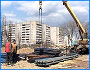 ></p><p class=c_tn>Городские власти сегодня снесли незаконные постройки на углу улиц Хмельницкого и Маяковского в Иванове. Администрация города готова была санкционировать строительство, однако застройщики начали работы, не представив властям проекта и не согласовав стройку с коммунальными службами. </p><p class=c_tn>Легкие конструкции без всякого фундамента здесь начали возводить несколько дней назад. Вчера металлическая арматура стала чересчур заметной, и жители поняли: здесь строится что-то не то, что им обещали совсем недавно. Они обратились в мэрию. «От 28 февраля, заверенный подписью Силкина у меня есть документ на то, что по Генеральному плану здесь запланировано только многоэтажное жилое строение», - сказала Надежда Боярченкова. </p><p class=c_tn>На самом деле, постройка оказалась торговой. Ее возводила фирма «Вектор», - структура, связанная с центральным рынком. Застройщики решили возвести здесь нечто вроде рынка строительных материалов. И даже нашли понимание городских властей, сославшись на то, что ни проекта жилого дома, ни денег на его строительство у «Вектора» сейчас нет. Мэрия почти разрешила здесь сооружение рынка. Но с условием – через полтора года торговый объект снести и начать строительства жилого дома. И, главное, сначала согласовать проект с городской администрацией и коммунальными службами – владельцами подземных коммуникаций. Глава города Александр Фомин сказал: «Мы предупреждали сначала товарищей: мы вам запрещаем пока строить, давайте разберемся с ситуацией - что происходит в земле, дайте проект. Вопреки договоренности (по-человечески пытались договориться) вы видите, буквально за день выросло то, что выросло. И у нас просто не оказалось другого способа остановить это, как просто снести все это отсюда». </p><p class=c_tn>Часть разобранных конструкций вывезена на склад. Их вернут после того, как самовольный застройщик возместит расходы по сносу. Договорятся ли «Вектор» с мэрией, и что здесь будет построено, вскоре станет ясно. Но, в любом случае, не та детская площадка, о которой уже несколько лет просят жители соседнего дома.</p><p class=c_av>Василий Когаловский</p>
	
		<div class=