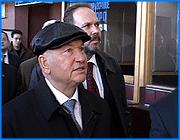 ></p><p class=c_tn>Сегодня в Иваново прибыла официальная делегация правительства Москвы во главе с Юрием Лужковым. Основная цель визита - подписание соглашения о сотрудничестве между Ивановской областью и Москвой. Первым пунктом посещения делегации стал аэропорт «Южный». Именно там стало известно, что достигнута окончательная договоренность о восстановлении аэропорта с участием правительства Москвы</p><p class=c_tn>К приему гостей в аэропорту «Южном» начали готовиться загодя. Уборщицы сновали с ведрами и тряпками до последней минуты, взлетные полосы вымели до идеального состояния, даже с законсервированного оборудования пыль протерли. Кортеж прибыл строго по графику. Лужков и Мень с представительной делегацией по-деловому быстро оценили внешний вид аэровокзала, прошли в зал ожидания и удалились для переговоров, которые проходили за закрытыми дверями. </p><p class=c_tn>Такой ритм вполне объясним. В прошедшее воскресенье аэропорт посетила группа специалистов из московского правительства. Она еще раз тщательно изучила положение на предприятии. И пришла к выводу, что аэропорт является вполне пригодным товаром. Тем временем, сказать про «Южный», что дела его плохи, значит - ничего не сказать. Нелетная погода здесь началась в конце 90-х. С тех пор не одна власть и не один губернатор брались за его восстановление. В аэропорт вкладывали бюджетные миллионы. Их тратили, обещали скорый взлет, но погода так и не улучшилась. Теперь аэровокзал продуваем ветрами. На законсервированном оборудовании в зале досмотра пылятся сиротливые инструкции для несуществующих сотрудников. Каким-то чудом уцелевшая в круговерти финансовой неразберихи агитка с перечнем остродефицитных товаров, запрещенных к вывозу, воспринимается как атавизм. </p><p class=c_tn>После получасовых переговоров, делегация покидает «Южный». Чуть позже, в ходе подписания договора о сотрудничестве между Москвой и Ивановской областью, выяснилось, что сумма капиталовложений в аэропорт составит примерно 500 миллионов рублей. То, что восстанавливать воздушный коридор необходимо, понимают все. «Это затратное дело, но если мы не сможем решить этот вопрос, мы не сможем раскрутить вторичные преимущества, которые поведут за собой возможность быстрого перемещения и решения вопросов в наших городах, наших столицах», - отметил Юрий Лужков. </p><p class=c_tn>По неподтвержденным пока данным известно, что аэропорт будет совместным проектом правительства Москвы и Ивановской области. Наш регион входит имуществом, Москва - капиталом. Сначала приведут в порядок инфраструктуру, затем займутся зданием вокзала и прилегающей территорией. Профиль предприятия, скорее всего, определят, как смешанный. Аэропорт будет принимать и грузовой транспорт, и пассажирский. Сроки начала работ пока не называются. </p><p class=c_av>Андрей Кузьмичев</p>
	
		<div class=