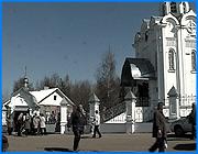 ></p><p class=c_tn>Сегодня православные отмечают Радуницу, или день поминовения усопших родственников. Во второй вторник после Пасхи принято посещать места захоронений и делить пасхальную радость с умершими. Желающих сделать это даже в будний день очень много, поэтому в Иванове городской транспорт утром работал в авральном режиме. </p><p class=c_tn>В этом году к организации пассажирских перевозок к местам захоронений привлечены все транспортные резервы не только ПАТП, но и «Экспресс-сервиса» и ТТУ. Однако, на остановках скопились очереди. На площади Победы, откуда шел транспорт до кладбища в Ново-Талицах, колонна выстроилась практически до управления Центробанка, перекрыв автомобильное движение на перекрестке с улицей Варенцовой.  </p><p class=c_tn>По словам представителей ПАТП и «Экспресс-сервиса», которые вместе с сотрудниками милиции следили за дисциплиной и организацией перевозок, до кладбища курсируют 25 автобусов. Но их не хватает. Поэтому принято решение снять с городских и пригородных маршрутов еще 5 автобусов. До кладбища в Балино с площади Пушкина с интервалом менее двух минут ходили троллейбусы ТТУ. Там народ на остановке практически не скапливается. Зато на самом кладбище людей было больше, чем на гуляниях в любой из светских праздников. Кроме поминовения родственников, сегодня ивановские верующие чтут память одного из священнослужителей Преображенского собора протоиерея Николая Винокурова. В часовне, возведенной на его могиле, прошла панихида памяти отца Николая. Сюда часто приходит много людей, особенно на Радуницу.    </p><p class=c_tn>Очень многие считали отца Николая своим духовным отцом, многих он привел к вере. Те, кто знал этого человека, говорят, что он творил чудеса и даже считают, что отец Николай достоин, чтобы быть причисленным к лику местночтимых святых. </p><p class=c_av>Марина Четверткова</p>
	
		<div class=