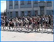 ></p><p class=c_tn>Самое массовое спортивное мероприятие Иванова прошло в понедельник. 1 мая уже в 73 раз стартовала эстафета на призы газеты «Рабочий край». В ней приняло участие более 100 команд разных возрастов. В состязании приняли участие школьники, студенты и даже депутаты. Последние, кстати, проявили себя азартными бегунами. </p><p class=c_tn>Через центр города 1 мая можно было добираться только пешком... или трусцой. Ведь для эстафеты на призы газеты «Рабочий край» проложили трассу по центральным улицам.</p><p class=c_tn>Бегуны стартуют на площади Революции. Далее их путь пролегает по проспекту Ленина, улицам Громобоя и проспекту Фридриха Энгельса. Первыми трассу решили освоить городские и областные депутаты, а также представители ивановской мэрии. Но для них дистанцию сократили примерно втрое. Власть одолела восемь по сто и добежала только до цирка. А в это время на трассу вышли школьники. У них особые страсти и свои методы достижения цели. Участник от школы-лицея «Гармония» Егор Куранов говорит, что происки соперников помешали ему выступить хорошо.</p><p class=c_tn>Для многих команд моментом истины стал последний этап эстафеты. Одни догоняли, другие уверенно шли впереди, поэтому зачастую на последний этап выбирали самых быстрых и выносливых участников. </p><p class=c_tn>По итогам эстафеты среди школьных команд самые лучшие показатели у школы № 44. Она заняла призовые места как в женской, так и в мужской категории. Но на всеобщем награждении чествовали не только победителей, а практически всех участников: одни проявили волю к победе, другие - просто раньше никогда не принимали участия в подобных состязаниях. Грамоту за участие дали и представителям законодательной и исполнительной власти города. </p><p class=c_av>Вячеслав Герасимчук</p>
	
		<div class=