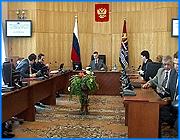 ></p><p class=c_tn>Чтобы не дискредитировать себя в глазах народа, власть на местах должна располагать всеми полномочиями. О необходимости ускорить реформу местного самоуправления говорили на сегодняшнем заседании областного правительства. До сих пор вновь созданные городские и сельские поселения не получили в полном объеме властных рычагов, что не позволяет им эффективно работать. </p><p class=c_tn>О том, как исполняется в Ивановской губернии, пожалуй, самый непростой и драматичный федеральный закон - 131 - пришлось говорить в отсутствие первого лица региона. Михаил Мень находится в краткосрочном отпуске. С начала реформы численность аппарата должностных лиц в области выросла на 700 человек, а отдача для народа, похоже, самая минимальная. Дело в том, что областной закон разрешил передавать функции вновь созданным городским и сельским поселениям постепенно - на срок до 2007 года. Дескать, не готовы еще. По итогу вышло, что органы власти на местах не получили никакой власти и вынуждены «ходить» под районами. Теперь главы поселений говорят: дайте нам полномочия сразу и сейчас, чтобы не стыдно было в глаза избирателям смотреть. «Передача полномочий, хотим мы того или не хотим, должна быть ускорена, в противном случае неисполнение данного закона дискредитирует и нас, как власть, и сам 131 Федеральный закон», - считает глава Воздвиженского сельского поселения Заволжского муниципального района Татьяна Папахина.</p><p class=c_tn>Полнота полномочий для поселений означает свой бюджет, свою налогооблагаемую базу, свое движимое и недвижимое имущество, иными словами, придает хоть какой-то вес. И хотя база эта у большинства поселений будет мизерная, главы их для себя решили: лучше уж так, чем совсем ничего. Этому активнее всего, похоже, сопротивляются муниципальные районы, чье руководство не хочет терять инструменты власти в виде земли, налогов и прочих активов. Однако более чем в 40 регионах страны уже форсировали исполнение 131 закона - без всяких отсрочек и переходных периодов. Там уже и нормативно-правовая база готова, и с кадрами все не так плохо, как у нас. «Мы, определив себе переходный период, практически за это время этой работой не занимались, поэтому отсрочка до 2009 года - это просто будет некий тайм-аут, который позволит нам ничего не делать и ждать 2009-го года. С 2009 года мы начнем кувыркаться в этих вопросах», - сказал начальник управления по работе с органами местного самоуправления Александр Климов.</p><p class=c_tn>За полную передачу полномочий на места уже с 1 января будущего года высказалось большинство выступавших. Как вариант, было предложено определить базовые муниципальные образования и на них обкатать механизм. В любом случае, чтобы не оказаться в хвосте, региональной власти придется напрячься. Уже 16 мая на заседании правительства обещают рассмотреть ни много, ни мало концепцию развития местного самоуправления. </p><p class=c_tn>На  том же заседании выяснилось, что вновь созданным органам власти не на что оформлять имущество, которое перейдет к ним от муниципальных районов. Согласно рекомендациям профильного департамента, до 1 июля все районы должны представить перечень объектов, подлежащих передаче. Однако процесс регистрации этих объектов местным бюджетам не по силам - так, только в Ильинском районе на эти цели потребуется 3 миллиона рублей. Процесс разграничения имущественных прав между районами и поселениями должен завершиться к началу будущего года, однако до сих пор неясно, как делить имущество. 131 закон не дает никакой конкретики в этой части, поэтому по каждому поселению придется принимать отдельный областной документ. Особенно это касается объектов ЖКХ и земельных отношений. Уже есть пример, когда три поселения спорили из-за одного трактора. Неясно, из каких источников будут покрываться затраты на регистрацию имущества, а затраты обещают быть огромными. Так, оформление разрешительной документации на землю порой стоит в 5-6 раз дороже, чем сама земля. В целом главы районов высказали негативное отношение к федеральной инициативе. По их словам, 131 закон - типичный пример документа, спущенного сверху, как это уже не раз было в российской истории. «Если сравнивать его, скажем, с земской реформой или с коллективизацией, то в первом случае царь хотя бы все внятно изложил с юридической точки зрения, так что любому крестьянину было понятно, то во втором случае власть садминистрировала так, что каждому крестьянину было понятно, куда его загонят. В этом случае ясности порой нет даже у глав муниципальных образований, я уже не говорю о том, что народ практически ничего не понимает в осуществлении этой реформы», - отметил глава Ильинского муниципального района Евгений Смолин.</p><p class=c_av>Дмитрий Попов</p>
	
		<div class=