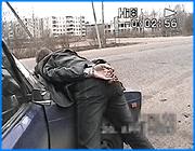></p><p class=c_tn>Более 40 тысяч доз синтетического наркотика так называемого «крокодила» изъяли сотрудники областной наркополиции. По факту распространения наркотика возбуждено уголовное дело. Подозреваемый находится в следственном изоляторе, ему предъявлено обвинение. «Крокодил» - очень сильный наркотик, в Ивановскую губернию проник недавно, и случай изъятия такой крупной партии «крокодила» в работе местной наркополиции - первый. </p><p class=c_tn>Курьера с крупной партией синтетического наркотика задержали на посту ДПС в конце прошлой недели. Доказательства сбыта нового наркотика в Ивановской области наркополицейские начали собирать с конца прошлого года. В поле зрения полицейских попал некий ивановец. В результате оперативной работы были установлены номера автомобилей, в которых он перевозил наркотик так называемый «крокодил». По своему воздействию он в 2500 раз сильнее героина. Среднеразовая доза наркотика - всего одна десятитысячная грамма. Распространителя удалось задержать во время одной из его поездок. Он в сопровождении одного из своих клиентов ехал с очередной партией товара. Оперативники наркополиции ждали его автомобиль на посту ДПС около двух часов. Остановили якобы для проверки документов. Обнаружить сверток у курьера удалось не сразу. «После задержания первоначальный досмотр машины и личный осмотр, досмотр подозреваемого ничего не дали. И увидев это, курьер даже попытался обмануть оперативников, сказав, что сейчас ничего не взял и договорился на другое время. Более тщательный досмотр автомобиля позволил обнаружить в тайнике у водительского кресла сверток. Сверток из полимерного материала, экспертиза затем установила, что в этом свертке находился синтетический наркотик, так называемый «крокодил», - сообщила пресс-секретарь областного управления наркоконтроля Татьяна Уклонская.</p><p class=c_tn>По предъявленному обвинению за хранение и сбыт наркотиков подозреваемому может грозить до 20 лет лишения свободы. Сейчас наркополицейские работают над тем, чтобы установить всю цепочку  поставок «крокодила» в область. </p><p class=c_av>Марина Четверткова</p>
	
		<div class=