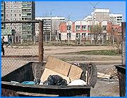 ></p><p class=c_tn>Ограничивать время прогулок своих воспитанников вынуждены работники ивановского детского сада № 55. Причина - загазованность воздуха и мусор, летящий на территорию учреждения с соседней остановки маршрутных такси. Местные жители утверждают, что основными виновниками загрязнения являются водители «Газелей». В борьбе за чистоту территории и воздуха педагогов поддерживают жители соседних домов, однако ситуация не меняется. </p><p class=c_tn>Около злосчастной остановки маршруток расположен детский сад «Жемчужинка». Со стороны может показаться, что он уже давно не работает. Детей на улице не видно, а по территории уже давно прогуливаются только представители старшего поколения. Родители, да и само руководство садика запрещают детям гулять на площадке со стороны остановки. Заведующая детсадом Елена Матренкина говорит, что это вынужденная мера. Причина - постоянно летящий от дороги мусор и загазованность воздуха. «И, конечно, основная из наших проблем - это бесконечный мусор, который летит из этого контейнера и идет с конечной остановки. Как бы мы не старались, мы всем коллективом выходили постоянно наводить порядок», - говорит она.</p><p class=c_tn>Попытки обращаться в коммунальные службы города не принесли результата - мусор остался на прежнем месте, да и предложение о переносе конечной остановки осталось неуслышанным. Елена Матренкина рассказала: «Потом я как-то писала даже в горСЭС с просьбой обращалась, чтобы нам перенесли отсюда эти мусорные контейнеры, но опять же ответ был, что это все согласно СНИП».</p><p class=c_tn>Но у маршрутчиков своя правда. Они в один голос уверяют, что не знают, откуда берется мусор. Зато знают, что на его уборку были потрачены их деньги. </p><p class=c_tn>Год назад жители микрорайона, обеспокоенные проблемой, написали несколько жалоб тогдашнему мэру города Александру Грошеву, но реакция власти ограничилась ответным письмом. Теперь, когда у руководства города уже другие люди, горожане вновь готовятся писать челобитную. </p><p class=c_av>Вячеслав Герасимчук</p>
	
		<div class=