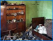></p><p class=c_tn>Дом № 42 по улице Свободы в Иванове получил вердикт специалистов - восьмидесятипроцентный износ. Но там до сих пор продолжают жить люди. За последние несколько лет жители обращались с жалобами не только к коммунальщикам, но и к руководству города. Однако в ответ приходили письма, в которых сообщалось о якобы проведенном в доме ремонте. </p><p class=c_tn>В квартире Людмилы Татариновой штукатурка падает с потолка кусками, а по ночам по углам бегают крысы. Хозяйка говорит, что дом уже давно в аварийном состоянии, но чиновники этого стараются не замечать. По бумагам здесь неоднократно делался ремонт, а фактически последний раз здание ремонтировалось в далеком 1963 году. Но ветхость здания - это еще полбеды. В первом подъезде дома сейчас остались две семьи, которым просто некуда идти. И «мертвые души». Ведь за стеной Людмилы Татариновой проживал некий гражданин Михеев. Около года назад он пропал при неизвестных обстоятельствах. Из-за сильного неприятного запаха жители думают, что он может быть погребен под мусором в собственной квартире. Но чиновники, приезжавшие на место, решили это не проверять - утверждают жильцы. «Стена у меня с этой квартирой общая. Естественно, у меня тоже дома ни полов, ничего нет. Крысы все у меня в квартире. Обращались мы, писали на имя Грошева, на имя Салихова», - рассказала Людмила Татаринова. </p><p class=c_tn>Теперь пишут письма мэру Фомину, потому что боятся однажды не проснуться, если дом сложится как карточный. Крыша держится на нескольких каменных печах, а стены, соседствующие с неблагополучной квартирой, проседают. </p><p class=c_tn>Живущей над заброшенной квартирой семье не легче. Над кухонным столом дыра в потолке - символ избегнутой опасности. Тут тоже винят неблагополучную квартиру. </p><p class=c_tn>Жители дома рассчитывают только на то, что здание попадет в списки программы «Ветхое жилье», иначе они могут не пережить следующую зиму. </p><p class=c_av>Вячеслав Герасимчук</p>
	
		<div class=
