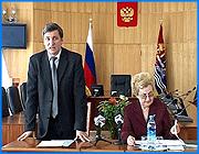 ></p><p class=c_tn>1 июня ивановские сироты смогут увидеть живьем звезд «Первого канала» и даже потрогать их руками. А сам «Первый канал» все это еще и покажет по телевизору. Об этом в четверг говорили в областном правительстве, на заседании оргкомитета по проведению благотворительной акции к Дню защиты детей. </p><p class=c_tn>Как выяснилось на заседании оргкомитета, телевизионные деятели искусств сами вызвались к нам приехать, а не мы их об этом попросили. Ивановская область, похоже, приглянулась персонажам «первой кнопки» не только детским контингентом, но и политически перспективной фигурой нового губернатора. Прежде звезды канала уже осчастливили три региона: Москву, Ярославль и Краснодарский край. «Это все телеведущие «Первого канала». Это все известные артисты, которые в это время в Москве не заняты на гастролях. Это вся большая группа «Фабрики звезд». Всего к нам приедет делегация 100 человек», - сказала заместитель председателя правительства Ольга Хасбулатова.</p><p class=c_tn>Делегация разделится на несколько групп, часть которых отправится в детские дома, остальные будут развлекать детей на открытом воздухе в Иванове. Основное действо развернется на площадках вокруг Дворца искусств, в нем же состоится финальный гала-концерт. Сюда будут допускать всех детей без исключения, вместе со взрослыми, но вот взрослым БЕЗ детей прикоснуться к телам знаменитостей не удастся. Предусмотрены бонусы в виде бесплатного мороженого и выпечки. Заявлено, что технологический ресурс «Первого канала» будет задействован на полную. «Работают телекамеры. И предполагается несколько прямых выходов в эфир, в программе новостей, то есть идет информация прямо с колес, будут работать соответствующие автомобили, которые будут все это писать», - сообщил заместитель председателя правительства Константин Бочаров.</p><p class=c_tn>Телевизионщики прибудут уже 18 мая - чтобы выбрать площадки для съемок. Задача предстоит сложная - с учетом коммунальных реалий областного центра. Пожалуй, главная задача ивановской стороны в этих мероприятиях - сладить с мусором, который в Иванове имеет свойство быстро приумножаться. На благоустройство посадочной территории для «звезд» обещают обратить особое внимание и, как минимум, увеличить число мусорных контейнеров в местах, где люди из телевизора будут оставлять о себе память.</p><p class=c_av>Дмитрий Попов</p>
	
		<div class=
