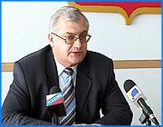 ></p><p class=c_tn>Московские троллейбусы и большегрузные автобусы помогут повлиять на рынок пассажирских перевозок в Иванове. Такую надежду выразил ивановский мэр в ходе брифинга, где он подвел итоги визита Юрия Лужкова в регион. По словам Фомина, столичный градоначальник уже подтвердил ряд ключевых договоренностей, о которых было заявлено в прошлый четверг. </p><p class=c_tn>Убедившись в весомости лужковских обещаний, Александр Фомин пребывает в приподнятом настроении. Во-первых, мэр столицы подтвердил намерение подарить Иванову дорожную технику. Город получит высокотехнологичную фрезу, современный асфальтоукладчик и даже мини-тракторы для уборки тротуаров. Но, похоже, к этим щедротам Лужков добавит еще кое-что. «Москвичи рассматривают вопрос о том, чтобы передать городу троллейбусы, автобусы большегрузные. Эта заявка принята. Юрий Михайлович сказал, что они изыщут возможность помочь», - сообщил Александр Фомин.</p><p class=c_tn>По словам Фомина, эта техника, вкупе с «пазиками», закупленными недавно мэрией, послужит костяком муниципального транспорта. Что, в свою очередь, позволит влиять на рынок пассажирских перевозок, где пока главенствует частник. Что касается пустыря, где Юрий Лужков закладывал капсулу, то уже готов проект возведения здесь жилого массива. В ближайшее время объявят аукцион на застройку этой площадки, причем весь будущий микрорайон с предполагаемой инфраструктурой выставят единым лотом. Условия, пообещал Фомин, будут очень жесткими, особенно в части цены за квадратный метр и сроков строительства. В качестве социальной нагрузки застройщика обяжут возвести детский комбинат на 280 мест и поликлинику. Но услуги поликлиники потребуются не потому, что кто-то сомневается в пригодности этого пустыря для проживания. «Те пробы первичные, взятые на этом поле, показывают, что они находятся в рамках допуска. А с учетом той рекультивации земли, которая будет производиться при строительстве и подготовке нулевого цикла фундаментов, я думаю, что снимет и оставшиеся опасения, что там что-то будет с экологией неправильно», - отметил Александр Фомин.</p><p class=c_tn>Впрочем, главу города больше волнует, по карману ли окажется ивановцам жилье в новом микрорайоне. Эту проблему власти намерены решать с помощью ипотеки, объемы которой уже растут. </p><p class=c_av>Дмитрий Попов</p>
	
		<div class=