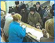 ></p><p class=c_tn>Сегодня завершается трехмесячная предвыборная гонка в ивановской области. В воскресенье состоится второй тур выборов губернатора. Как показал опрос большинство жителей области в этот день все-таки придут на избирательные участки. Сегодня предвыборные страсти накалились до предела. Большинство простых людей уже устали от огромного потока политической информации. А потому окончательно поставить точку, и решить, наконец, кто же  станет губернатором, считают сегодня необходимым. Наиболее часто горожане говорили, что пойдут на выборы обязательно, нужно выбрать хозяина, определить свою дальнейшую жизнь. Только вот беда. За образом - радетеля за ивановский народ черты конкретного кандидата на должность главы ивановской области многие так и не увидели.</p>
	
		<div class=