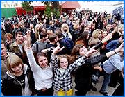 ></p><p class=c_tn>В выходной день, 27 мая, ивановцам не суждено выспаться - рано утром их разбудит треск  мотоциклов. Так власти придумали оповестить жителей о начале празднования Дня города. Какие новшества и сюрпризы еще ожидают горожан - об этом ивановский мэр Александр Фомин рассказал на сегодняшней пресс-конференции. </p><p class=c_tn>В прежние годы дата праздника то и дело плавала. Нынешний День города приурочили к 135-летию с момента подписания царского указа, по которому село Иваново и Вознесенский посад стали единым целым. Утром по улицам будут колесить сразу 4 мотоциклетных колонны; их дружные сигналы, надо полагать, должны вызвать у мирного населения прилив радости. В целом программа самого праздника вполне традиционна: ярмарки, гуляния, выступления артистов. Разве что затея устроить первенство по плаванию в открытых водоемах может не состыковаться с погодными условиями. А вот финальный фейерверк, похоже, запустят из другой точки, чем прежде, - с плотины фабрики БИМ. Оттуда он, считает Фомин, будет виднее. Затраты на все мероприятия уже подсчитаны. </p><p class=c_tn> «Общая стоимость получается чуть больше 3 млн. рублей. В бюджете города, который от предыдущей администрации нам достался, почти 500 тысяч было заложено, чуть ли не впервые, бюджетных денег на проведение Дня города. Мы их держим как резервный фонд, постараемся обойтись без них. Потому что деньги сегодня поступают от предпринимателей», - сказал мэр. Взносы местного бизнеса оказались рекордными. Как вы сумели заставить предпринимателей так активно подключиться, спросили Фомина. Раньше с ними никто нормально не разговаривал, предположил мэр, бросая политический камень в огород Александра Грошева. Между тем День города - это не только день, когда веселятся душа и тело, но и день рекордной мусоропроизводительности. Выгонять в места массовых гуляний технику для того, чтобы оперативно выгребать за горожанами отходы, сочли небезопасным для жизни, поэтому решать проблему будут по старинке. «Мы попытаемся предложить горожанам достаточные объемы для скопления мусора, а уж от них будет зависеть, будут они кидать эту тару и обертки в мусорные баки или вокруг себя, тут уж мы с ними ничего сделать не сможем. Будем надеяться на их сознательность», - говорит Александр Фомин.</p><p class=c_tn>Освободиться от выпитого и съеденного ивановцы смогут в биотуалетах, которые тоже обещают установить в достаточном количестве. Сразу после окончания всех мероприятий власти планируют ударную уборку, чтобы утром 28 мая и следа не осталось от Дня города. </p><p class=c_av>Дмитрий Попов</p>
	
		<div class=
