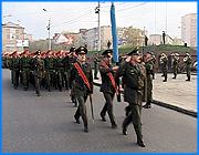 ></p><p class=c_tn>Сегодня утром водители, желавшие проехать по проспекту Фридриха Энгельса, были вынуждены находить объездные пути. Причиной стала предпарадная репетиция к Дню Победы. На время этой репетиции проспект в районе кинотеатра «Современник» был перекрыт сотрудниками патрульно-постовой службы с 6 до 7 часов утра. </p><p class=c_tn>Чуть свет уж на ногах. Именно так можно сказать об участниках подготовки парада победы. Около получаса потрачено на построение, чтобы в 6 утра репетиция началась без проволочек. На проспект выходят 3 парадных расчета, которые сами военные зачастую называют «коробками». В каждой такой «коробке» 51 военнослужащий. Чтобы еще больше отточить слаженность и синхронность марша, военнослужащие, возвращаясь на исходные позиции, все равно продолжали идти в ногу и с песней.</p><p class=c_tn>Среди участников репетиции, как и прежде, десантники 98-й дивизии, военнослужащие Северного гарнизона и курсанты пожарного училища. Особенно рьяно маршируют последние, ведь им приходится держать марку. «Традиционно, личный состав Ивановского института проходил на оценку «отлично». Это всеми признавалось. Думаю, что и в это 9 мая мы не подведем, не подкачаем, постараемся лучше всех пройти», - говорит заместитель начальника Ивановского института ГПС Владимир Вилков. </p><p class=c_tn>По итогам первых трех прогонов Владимир Вилков оценил своих подопечных на твердую «четверку». А вот десантники своему начальству понравились меньше. «Сегодняшнюю подготовку личного состава соединения оцениваю «удовлетворительно». Военнослужащие нашего соединения, в том числе полка, готово к участию в параде празднования 61 годовщины Великой Победы. Думаю, с этой задачей мы справимся», - сказал заместитель командующего полка по воспитательной работе Сергей Бойко.</p><p class=c_tn>На вопрос о допущенных в ходе подготовки ошибках Сергей Бойко отшутился: военная тайна. Но на построении личного состава прозвучала претензия к различиям в цвете формы. А чтобы не допустить недочетов в исполнении самого марша, начальство показало мастер-класс строевой ходьбы. </p><p class=c_tn>Накануне Дня Победы для десантников планируется обширная культурная программа: посещение музеев и открытие памятника маршалу Василевскому в Вичуге. А для курсантов главным подарком к празднику станет увольнительная на один день. </p><p class=c_av>Вячеслав Герасимчук</p>
	
		<div class=