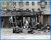 ></p><p class=c_tn>Хроническим бедствием стали поджоги сараев в центре Иванова. Минувшей ночью в течение часа были подожжены три группы сараев в районе улиц Калинина и Громобоя. Десятки жителей лишились имущества. Они уверены, что на их улицах действуют поджигатели, которым поручено расчистить площадки под строительство гаражей. </p><p class=c_tn>Жители 21 дома по улице Калинина проснулись среди ночи от рева пожарных машин. Горели сараи во дворе. Даже картошка в подполе сарая почернела и обуглилась, как на костре. Вещи, если и уцелели, безнадежно испорчены - и медвежья шкура, и старый компьютер. К середине дня еще дымился старый матрас. Пожарные убеждены, что это поджог. Метод отработан. Очаг возгорания - середина сараев. Только каменная стена защитила половину строения от огня. «Это поджог не единственный. Это поджог, самый настоящий. Рядом, на Громобоя, 13 тоже загорелась в 2 часа. Там сгорело, наверное, сараев 60… И вот промежуточный переулок Международный - тоже тушили. Тоже сараи подожгли. Т.е. все в один момент. Это поджог самой чистейшей воды», - говорят жители. </p><p class=c_tn>Дом с бывшими сараями в Международном переулке - в каких-то ста метрах. И здесь люди вынуждены по крохам собирать уцелевшее. И здесь сараи подожжены с середины. Восстановлению они, судя по всему, не подлежат. Та же картина по соседству: во дворе «Подковы», только масштаб разрушений неизмеримо больше. Уничтожены десятки блочных сараев. В руинах роется бомж - тоже погорелец, у него несколько лет назад сгорел дом в Авдотьине. Другого пристанища не нашлось. Похоже, поджигатели прошли кратчайшим маршрутом, уничтожая намеченные постройки. «Кому нужно? А вот, Громобоя, 15, - дом совсем рядом. Тоже в позапрошлый год жгли. И на этом месте возводят сейчас гаражи бетонные. Вот кому это нужно. Нас подожгут - останемся мы без сараев, поставят бетонные гаражи», - считают возмущенные люди.</p><p class=c_tn>Два года назад поджигатели поработали во дворах по другой стороне улицы Громобоя. Жители восстановили сараи. Но и здесь, и там постройки считаются ничьими, - их как бы нет. В свое время они были на балансе домоуправления, - считалось, что в них хранятся дрова и уголь для печного отопления. Потом домоуправление от сараев отказалось. А жильцы собственность на них не оформили, хотя  продавали клетушки друг другу и даже посторонним. За поджог ничьей собственности и ответственность выходит ничья, - считают жители и опасаются повторных поджогов. </p><p class=c_av>Василий Когаловский</p>
	
		<div class=