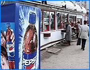 ></p><p class=c_tn>Либо снести, либо узаконить свою торговую точку. Такой выбор остается у ивановских предпринимателей после визита комплексной комиссии, в состав которой входят представители сразу 9 надзорных органов. Городское руководство надеется, что итогом планомерной работы комиссии станет порядок в розничных торговых точках. Сегодня местные журналисты сопровождали проверяющих в одном из рейдов. </p><p class=c_tn>Этим нужно было заняться еще лет 10 назад - говорят проверяющие. Сейчас в мелкой розничной торговле царит анархия. Торговые ряды на проспекте Текстильщиков. В одном случае у продавца нет не только разрешительных документов, но даже контактного телефона хозяина. Женщина не смогла назвать и его фамилию. Вообще разрешительные документы в таких ларечках - редкое явление.</p><p class=c_tn>Проверки, проведенные в апреле, показали, что нет вообще никаких документов в 20 % таких торговых точек. Нет ни разрешения на установку, ни технических согласований. Налоги, естественно, с такой торговли не платят. По итогам проверок в прошлом месяце в городскую казну перечислено более 150 тысяч рублей в виде выявленных недоимок по арендной плате, не считая различных штрафов. 26 торговых точек, где нарушения были особенно злостными, вполне могут быть снесены. Рейд, проведенный в четверг, не смог дать впечатляющих результатов. Организаторы не учли один момент. Сегодня работу комиссии немножко подпортило обилие журналистов. Многие торговцы, увидев подозрительную толпу людей с видеокамерами, быстренько прикрыли свои киоски и ларечки. Но участников рейда это не смущает. К этим киоскам комиссия вернется в ближайшее время. А работа комиссии будет продолжаться до победного конца. «Это не разовые, не точечные проверки. Как я говорил, мы выбираем целиком улицу. Пока всю улицу не обойдем, мы не переходим на другую улицу. И эта комиссия будет работать до тех пор, пока мы не обойдем весь город», - пообещал зам. начальника управления экономики администрации г.Иванова Олег Кашироков.</p><p class=c_tn>Олег Кашироков с уверенностью заявляет: по второму кругу не пойдем, потому что после работы комиссии предпринимателям придется оформить все документы и заплатить все налоги. Уже сейчас бизнесмены идут в администрацию и сдаются добровольно. </p><p class=c_av>Сергей Хохлов</p>
	
		<div class=