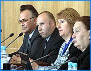></p><p class=c_tn>Пожалуй, два самых «учащихся» региона будут развивать сотрудничество в образовательной сфере. Сегодня в областном правительстве принимали делегацию Северного округа Москвы, куда вошли представители столичной системы образования. Этот визит проходит уже в рамках нового базового соглашения о взаимодействии двух субъектов, которое было подписано в ходе посещения области Юрием Лужковым.</p><p class=c_tn>У Ивановской области и Северного округа столицы общее хотя бы в том, что и здесь и там настоящее средоточие вузовской жизни. У нас каждый восьмой молодой человек - студент, у них - 25 престижных вузов, в числе которых - МАИ и МАДИ. Возможности, конечно, разные, но теперь есть шанс сделать образовательное пространство по-настоящему единым. Правда, в отличие от московских, здешние студенты в регионе не задерживаются. Губернатор Михаил Мень отметил, что перспективные кадры должны быть на контроле. В связи с этим он уже решил на конкурсной основе взять себе в помощники трех молодых людей из числа выпускников ВУЗов. «Я рекомендовал также поступить многим руководителям структурных подразделений нашего правительства, то есть нашим начальникам департаментов, комитетов и муниципалитетов тоже, главам муниципальных образований, да и более-менее крупному бизнесу то же самое. Чтобы молодежь начала как-то немножко оживать, чтобы не все уезжали к вам в Москву работать, чтобы у нас побольше оставалось», - отметил губернатор.</p><p class=c_tn>Михаил Мень рассказал об этом начинании потому, что у москвичей оно практикуется сплошь и рядом. Возможно, таких заимствований будет все больше. Протокол о намерениях по сотрудничеству в сфере образования между губернией и Северным округом был подписан еще три месяца назад. С тех пор стороны не стояли на месте. Ивановские дети в апреле приняли участие в Днях московского образования, а наш профильный департамент там даже отметили золотым дипломом и медалью. Теперь к новым, более серьезным шагам, обязывает документ о взаимодействии регионов, - тот, где свою подпись оставила рука самого Лужкова. «Нам друг у друга есть чему учиться. В Ивановской области очень на высоком уровне развита система дополнительного образования. Это то, что в Москве только зарождается или возрождается», - сказал начальник управления образования префектуры Северного административного округа г. Москвы Виктор Кичатов.</p><p class=c_tn>Кроме этого, гостей интересует местный опыт начального и среднего профобразования, а также то, как поставлено обучение в так называемых элитных школах. В ходе рабочей встречи стороны согласились в том, что сотрудничество должно быть на базе конкретных учреждений, - только тогда оно обещает быть эффективным. </p><p class=c_av>Дмитрий Попов</p>
	
		<div class=