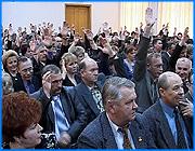 ></p><p class=c_tn>Совет призван облегчить реформу местного самоуправления в регионе. Однако учредительный съезд, который сегодня положил начало работе нового органа, прошел не вполне гладко, а избрание председателя Совета не обошлось без некоторой интриги. </p><p class=c_tn>Создавать советы муниципальных образований предписывает 131 федеральный закон. Аналогичные органы уже созданы более чем в 30 регионах России - теперь он есть и у нас. По замыслу, через такой совет власти на местах будет удобнее доносить до руководства области свои инициативы. Кроме того, он послужит этакой структурной опорой для более гладкого прохождения реформы местного самоуправления. «Главной задачей Совета должна стать организация взаимодействия всех муниципальных образований по решению социальных и экономических проблем между собой и органами государственной власти», - отметил Михаил Мень.</p><p class=c_tn>По закону, в состав Совета должны войти все муниципальные образования. Для этого им нужно было избрать представительные органы - палаты: одна от городских округов и муниципальных районов, одна от городских поселений и еще одна от поселений сельских. У последних процесс избрания своих представителей забуксовал. Дело в том, что это самый многочисленный корпус - 129 глав, - а значит, целый калейдоскоп мнений и самолюбий. При таком разнобое согласовать кандидатуры членов палаты и ее председателя оказалось нелегко. Но главная интрига развернулась вокруг избрания председателя Совета. Сразу две палаты выдвинули Андрея Томилина, главу Кинешемского муниципального района. Сельские поселения и тут оказались не в русле, предложив Илью Березкина, главу Парского сельского поселения. Но, похоже, кандидатуру Томилина уже загодя одобрили во властных кулуарах, поэтому Березкин, как только дело дошло до голосования, не долго думая, взял самоотвод. Селяне возмутились - почему их выдвиженец не сделал этого сразу. Примирить стороны взялся председательствующий. «Губернатор сам предложил разные кандидатуры, в том числе и Томилина. Я считаю, что это хорошо, человек заслуженный, мы все его знаем. И если губернатор говорит: «Я хочу работать в том числе и с предложенной кандидатурой, с Томилиным», если две палаты это признали, у нас по этой кандидатуре вопросов нет», - сказал Александр Фомин.</p><p class=c_tn>Мэр добавил, что Илье Березкину еще предстоит набраться опыта. В итоге безальтернативно прошла кандидатура Андрея Томилина. Он возглавил Совет. Отметим, что шансы Березкина могли быть велики - по числу голосов у корпуса глав сельских поселений равных на съезде не было. </p><p class=c_av>Дмитрий Попов</p>
	
		<div class=