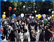 ></p><p class=c_tn>Впервые в Иванове последний звонок для старшеклассников прозвенит под чутким руководством городской администрации. Общий праздник для выпускников школ и их родителей пройдет в эту субботу на бульваре Кокуй. Соответствующее распоряжение подписал глава города Александр Фомин. Журналистам открыли некоторые секреты предстоящих массовых гуляний. </p><p class=c_tn>Организаторы рассказали, что официальная программа составлена с учетом интересов самих виновников торжества. Праздник начнется на бульваре Кокуй ровно в 16 часов. По замыслу, выпускники отправятся на романтическом паруснике «Мечта» в морское путешествие. Они смогут увидеть Остров робинзонов и мыс Гениальность, а также полюбоваться красотами Земли обетованной. В ходе игры будут разыгрываться купоны, число которых и определит имя лучшего выпускника или выпускницы года. В мэрии ставили задачу придать прежде стихийному Последнему звонку организованные формы.   </p><p class=c_tn>Однако это не все сюрпризы, которые ждут горожан на Кокуе 20 мая. На школьном празднике впервые пройдет неофициальная презентация новой сценической муниципальной площадки. Она, по утверждению чиновников, сможет разместить любой профессиональный коллектив. «6 х 12 - полезная помощь. На этой сцене можно давать возможность выступать практически любым коллективам, солидным, профессиональным. Она крытая, то есть, мы теперь не будем зависеть от дождя и она муниципальная. Для нас это тоже очень важно!» - отметил начальник управления культуры г. Иванова Сергей Фролов.   Безопасность детей и взрослых в романтическом плавании будет обеспечивать милиция и медицинские работники. К трапу парусника «Мечта» ребят доставит городской транспорт, возможно, бесплатно. Этот вопрос сейчас в ходе проработки. А в 7 часов вечера морской круиз для всех выпускников должен подойти к своему логическому завершению. </p><p class=c_av>Владимир Еремин</p>
	
		<div class=