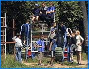 ></p><p class=c_tn>Не допустить снижения числа детей, оздоровленных в детских летних лагерях. Такую задачу перед муниципальными образованиями поставила межведомственная комиссия по организации летнего отдыха детей, созданная по распоряжению губернатора. Сегодня состоялось первое заседание нового органа. </p><p class=c_tn>Главам придется раскошелиться на детский отдых. Федеральные щедроты в этом году оказались не очень щедрыми, и для того, чтобы летом смогли отдохнуть хотя бы столько же детей, сколько в прошлом, необходимо участие муниципальных бюджетов. Фонд социального страхования возьмет на себя половину стоимости путевки, 10 % заплатят родители, остальное должно быть предусмотрено в районной или городской казне. Денег, как обычно, скорее всего, не хватит. «Шуя сейчас выступала. Говорит, что у нас 121 % охвата летним отдыхом. О чем это говорит? О том, что часть детей отдохнула не по одному разу. Допустим, из малоимущих семей смогли в 2 очереди их направить. То сегодня этого не будет. Или будет в очень исключительных случаях, в экстремальной ситуации», - сказала уполномоченный по правам ребенка Наталья Ковалева.</p><p class=c_tn>Пока ситуация под полным контролем только в областном центре - там соответствующие строки в бюджете заложены в полном объеме. В районах рассматривают варианты, как бы найти путевки подешевле, но побольше. Идеальный вариант - лагеря дневного пребывания, так называемые школьные площадки. Областной бюджет в этом году возьмет на себя оплату путевок для детей из семей, нуждающихся в социальной помощи. «В приоритетном порядке будет обеспечиваться отдых и оздоровление детей, находящихся в трудной жизненной ситуации. Это дети-сироты, дети, оставшиеся без попечения родителей, дети-инвалиды, дети из многодетных и неполных семей и дети участников ликвидации аварии на ЧАЭС», - отметила начальник управления координации социального комплекса Наталья Трофимова. </p><p class=c_tn>Сейчас, кроме финансовых вопросов, организаторов детского отдыха беспокоит еще ряд проблем, нерешенных с прошлого года. Это пожарно-санитарный порядок и нехватка кадров - медицинских и кулинарных. </p><p class=c_av>Сергей Хохлов</p>
	
		<div class=