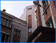 ></p><p class=c_tn>Представители домоуправлений ходят по подъездам и обесточивают устройства. Отключены примерно треть из 800 имеющихся в городе домофонов. Причина, которую муниципальное предприятие жилищного хозяйства указывает в своих объявлениях - обслуживающие организации не платят за электроэнергию, потребляемую домофонами. Однако руководители этих обслуживающих организаций заявляют, что не обязаны оплачивать электричество. </p><p class=c_tn>Домофонщики, как они себя называют, не скрывают своей растерянности. Они говорят, что оказались между молотом и наковальней. С одной стороны, возмущение абонентов, которые требуют вернуть им услугу, с другой - непонятные претензии МПЖХ, которое требует оплатить энергию, потребляемую домофонами. Действия коммунальщиков здесь расценивают как самоуправство. «Мы должны по заявкам жильцов, по договору с жильцами устранить технические неисправности. Домофон является собственностью жильцов, а не фирмы «Защита». Если кто-то и обязан оплачивать электричество, то это жильцы. Все вопросы МПЖХ обязаны адресовать туда. Сейчас виноватыми сделали нас. И не только фирму «Защита», а все монтажные предприятия, которые обслуживают домофоны», - говорит директор фирмы «Защита» Алексей Белов.</p><p class=c_tn>Руководство МПЖХ объясняет свой чубайсовский наскок просто - очень хочется встретиться, поговорить и начать общение в рамках правового поля. До сего дня на призывы встретиться домофонщики не отзывались. «Любые наши попытки пригласить их сюда не увенчались успехом. Мы не имеем возможности официально их пригласить. У нас нет ни юридических адресов, ничего», - пояснил директор МПЖХ Павел Кабанов.</p><p class=c_tn>Павел Кабанов говорит, что готов к любому законному выходу из ситуации. Возможно, деньги удастся стребовать с монтажных организаций, может быть, платить придется жителям. Лишь бы итог был законным. Жильцы из отключенных подъездов далеки от юридических и хозяйственных нюансов, но им обидно, что за свои деньги они не могут получить услугу. Тем более такую, от которой зависит их безопасность. «Основная часть подъезда целый день находится на работе и что здесь будет твориться - возможны и кражи, как это было первое время, когда обокрали 35% нашего подъезда. В первые годы, когда мы сюда заселились. Не говоря о том, что творится ночью. Потому что выйти ночью нормальный человек не решится», - говорит Ирина Осипова.</p><p class=c_tn>Пока вслед за электриками из ЖРЭУ ходят монтеры частных контор и восстанавливают работу устройств, а жильцам остается укреплять замки в квартирах. Возможно, ситуация разрешится на следующей неделе после встречи коммунального начальства с домофонным руководством. </p><p class=c_av>Сергей Хохлов</p>
	
		<div class=
