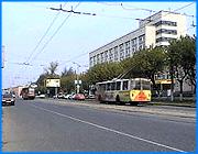></p><p class=c_tn>Так оценили участники сегодняшнего заседания правительства Ивановской области проект областного закона о наведении чистоты и порядка на территории региона. Он уже принят областной думой в первом чтении, однако резерв поправок к нему далеко не исчерпан. В ходе обсуждения вскрылась, пожалуй, самая главная проблема - исполнение закона неизбежно натолкнется на ряд серьезных препятствий. </p><p class=c_tn>Предваряя обсуждение главной темы заседания - законопроекта о благоустройстве на территории области, - Михаил Мень поделился наблюдениями, которые он сделал в ходе поездки по Иванову минувшим воскресеньем. По словам губернатора, он лично сидел за рулем автомобиля и был неприятно поражен целым рядом моментов. «У нас, особенно в Иванове, напрочь отсутствуют знаки, которые вообще указывают человеку, который приехал впервые, например, в наш город, - куда выехать, куда проехать. Это абсолютно невозможно сделать человеку, который не знает город. И если бы рядом со мной не сидел сопровождающий, который знал хорошо город, - хотя, поверьте, я уже за 4 месяца его достаточно хорошо выучил, - я бы вот, если бы свернул с центральных улиц, точно бы заблудился», - сказал он.</p><p class=c_tn>Кроме этого, губернатор отметил полное отсутствие разметки на отремонтированных улицах. Михаил Мень просил руководство города обратить особое внимание на обустройство дорожной сети и поручил проконтролировать выполнение работ своему заместителю Олегу Вавилову. Выступавший на том же заседании мэр Иванова Александр Фомин принял замечания к сведению и обещал, что в ближайшее время на ивановских улицах появятся и указатели, и необходимая разметка.</p><p class=c_tn>Национальные приоритетные проекты уже есть, настало время похожих проектов на уровне области. За это ратовал в очередном порыве красноречия видный «единоросс» Владимир Гришин. Даже политические партии, по словам депутата, должны прописать в своих уставных документах определенные обязательства в сфере благоустройства. А все потому, что из-за ненадлежащего санитарного состояния у нас люди сотнями бьются на дорогах, гибнут в пожарах и умирают от рака. «Такая ситуация не только не придает инвестиционную привлекательность региону, но и создает общий чисто человеческий настрой на отрицательную динамику развития области», - подчеркнул Владимир Гришин.</p><p class=c_tn>Между тем в проекте закона до сих пор много неясностей. Как, например, толковать термин «прилегающая территория» или каким образом отслеживать сжигание мусора на приусадебных участках. Другая нестыковка - штрафы за нарушение чистоты прописаны и немалые, но другим законопроектом, который тоже в стадии утверждения, и если с его принятием областная дума отстанет, закон о благоустройстве будет просто неэффективен. Кроме этого, разработчики документа почему-то обошли его будущих прямых исполнителей, возложив контролирующие функции на областную думу и органы исполнительной власти региона. «Но чистят город муниципальные власти, и ни слова о местном самоуправлении в этом пункте нет, то есть о тех, кто конкретно занимается данной проблемой. Я считаю, что это необходимо сделать, потому что исходя из этого, дальше вообще не прописаны права органов местного самоуправления», - сказал Александр Фомин.</p><p class=c_tn>Выяснилось, что в профильном департаменте не учли ни одной поправки, поступившей от муниципальных властей. Хотя закон больше всего ждут на местах, и именно главы районов говорили о том, что документ нужно принимать как можно скорее. Но те же главы сетовали, что исполнять его будет крайне непросто. В бюджете поселений средства на благоустройства полностью отсутствуют. Кроме этого, при передаче имущественного комплекса муниципалитетам достанется масса бесхозных объектов. «А потому, не имея паспортизации, а значит, и балансовой стоимости дорог, тротуаров, линий освещения, брошенных по существу, источников водоснабжения, мы по закону о бюджетном кодексе, сегодня, оказывается, не имеем права нести бремя ответственности и расходования бюджетных средств на то, что мы не имеем», - отметил глава Ивановского муниципального района Юрий Шилов.</p><p class=c_tn>Другая проблема: как развести границы ответственности муниципалитетов, когда всеми благами пользуется районный центр, а зачищать отходы его жизнедеятельности вынужден район. Поэтому говорили о необходимости межмуниципальной кооперации и даже принятии целевой программы, которая давала бы возможность бедным территориям блюсти порядок и у себя. Вообще же главы районов выступили с рекордным количеством корректив. В итоге Михаил Мень поручил подчиненным в недельный срок внести в законопроект максимальное число поправок, чтобы областная дума смогла быстрее согласовать их на комитетах и поставить точку под документом. </p><p class=c_av>Дмитрий Попов</p>
	
		<div class=