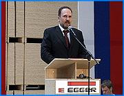 ></p><p class=c_tn>В Шуе торжественно открыт деревоперерабатывающий завод «Эггер». Событие, которого так долго ждали, собрало сотни гостей, как из России, так и из-за рубежа. Между тем, практически в каждом выступлении ощущалась напряженность, вызванная предыдущими волнениями вокруг крупнейшего инвестора региона. </p><p class=c_tn>Вложенные за 3 года 100 миллионов евро на «Эггере» ощущаются повсюду. Даже в подходе к разговору с журналистами. Запланированная пресс-конференция превращается в полуторачасовую лекцию о семейной компании, которой принадлежат 15 таких заводов. Опыт работы в России австрийцы называют бесценным. Никогда еще они не строили свои заводы так долго и так дорого. Между строк почти в каждом выступлении - воспоминания о народных волнениях относительно экологической безопасности. При ответе на вопрос - были ли такие трудности в других странах, глава компании Михаэль Эггер отвечает, осторожно подбирая слова: «На этот вопрос могу однозначно ответить - нет. Были проблемы языкового барьера на первом этапе. Мы за свои слова отвечаем, мой отец был очень простым человеком, он был крестьянин, и он нас учил работать, и у нас слово с делом не расходится. Для нас рукопожатие очень много значит».  </p><p class=c_tn>Новая областная власть довольна инвесторами. Ведь именно правительство ускорило запуск завода. В свою очередь, австрийцы выполняют все инвестиционные соглашения и исправно платят налоги. «Та динамика налоговых поступлений на сегодняшний день свидетельствует сама за себя. В 2004 году было уплачено в бюджеты всех уровней более 3 млн. рублей, 2005 - перекрыл в 2 раза этот показатель, а в этом году только в первом квартале мы имеем объем налоговых поступлений, равный годовому объему 2004 года», - сообщил первый заместитель председателя правительства Ивановской области Дмитрий Михеев.  </p><p class=c_tn>Подъехавший к торжественному открытию губернатор придирчиво осматривает готовую продукцию, интересуется качеством. По всему видно, Михаил Мень тоже доволен. «Сегодняшний запуск крупнейшего предприятия, такого как «Эггер», является лакмусовой бумажкой. Является важнейшим показателем того, как мы работаем с иностранными инвесторами», - отметил он. </p><p class=c_tn>Завод по русской традиции освятили и пообещали, что здесь будут и дальше работать честно и по правилам. Тем более что бури уже позади. Накануне комиссия госприемки подписала все необходимые акты. А это значит, что со дня на день «Эггер» начнет работать в полную силу. </p><p class=c_av>Андрей Кузьмичев</p>
	
		<div class=
