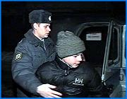 ></p><p class=c_tn>Ивановская область в числе лидеров по детской и подростковой токсикомании и алкоголизму. Немногим лучше обстоят дела с преступностью. Новую правительственную программу, которая разработана для решения этих проблем, обсуждали во вторник представители УВД и общественности. </p><p class=c_tn>Дальше идти некуда - такую характеристику начальник областного УВД Александр Забегалов дал подростковой преступности в Ивановской области. По алкоголизму среди тех, кому нет 25, мы в России бронзовые призеры, по токсикомании выбились в лидеры. Юные алкоголики и токсикоманы, реперы, скинхеды и футбольные фанаты плюс свыше полутысячи безнадзорных - все потенциальные или уже реальные рекруты ивановских преступных групп. «Сегодня в таком криминальном обществе никто не защищен. Сегодня ребенок миллионера выйдет на улицу, а там будет такой же ребенок, который ему по голове ударит, так давайте объединяться, кто-то объединяется душой, кто-то творческим потенциалом, кто-то деньгами», - сказал Александр Забегалов.</p><p class=c_tn>Для объединения и борьбы все ресурсы есть, но постоянно что-то мешает. В губернии существуют клубы по интересам, но располагаются они в полуподвальных помещениях. Есть своя программа молодежного трудоустройства, но далеко не всех подростков она привлекает. Для безнадзорных монастыри организовали приюты, но деятельность их не регламентируется законодательно. Пытались штрафовать владельцев игорных заведений, где распространяются наркотики, не получилось. «Причина всему - несовершенство законов и лобби в городской и областной Думе, - высказал свое мнение генерал Александр Ахлюстин. - Когда мы обсуждали вопрос об игорном бизнесе, то почему он так долго бродил Правительство - Дума, Дума - Правительство, потому что есть силы, которые заинтересованы в том, чтобы этот закон не прошел».</p><p class=c_tn>Еще одна виновница происходящего: социально-экономическая ситуация. Дети в губернии не плохие, это эпоха у нас дурная, - считает Ольга Хасбулатова. «Сегодня молодежь проводит время в новых социальных условиях, когда есть новые формы развлечений, и они более широкие, более неконтролируемые, чем были в советское время. Более доступны спиртные напитки», - сказала она.</p><p class=c_tn>Разрубить Гордиев узел сможет новая областная программа по профилактике подростковой преступности, алкоголизма и токсикомании, - уверены в правительстве и УВД. Впрочем, уверенность эта пока ничем не подкреплена. </p><p class=c_av>Мария Покровская</p>
	
		<div class=