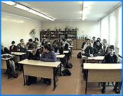 ></p><p class=c_tn>Министерство образования и науки России провело в Иванове эксперимент среди девятиклассников. Школьники на добровольной основе могли сдать экзамен по алгебре в форме Единого госэкзамена. Экспериментальной площадкой была выбрана одна из ивановских школ. </p><p class=c_tn>Письменная сдача экзаменов канет в лету. Но прежде нужно школьников к контролю в форме тестирования приучить. Таков мотив проведения российского эксперимента, затронувшего ивановских девятиклассников. Его суть проста. Девятиклассники пока на добровольной основе сдают экзамен по алгебре по образу и подобию ЕГЭ. Директор 21 лицея, где проводились тесты, Нина Писарева довольна. Если эксперимент удастся, для нынешних девятиклассников через два года настоящий ЕГЭ окажется по плечу. «Это очень важно для детей, потому что они очень волнуются при новой форме сдачи ЕГЭ. ЕГЭ - это независимая оценка экспертизы качества знаний детей. В 9 классе они проходят эту подготовку, чтобы в 11-ом более успешно сдать экзамен», - говорит она.</p><p class=c_tn>Для привыкания к тестовой форме экзаменов школьникам Иванова требуется всего ничего: хорошая компьютерная база в каждой школе. 21 лицей в этом плане образцово- показательное учебное заведение. В пяти специально оснащенных классах даже гуманитарии освоили компьютеры. Некоторые из них собственные занятия проводят совместно с преподавателями информатики. «Один час с учениками работает профессионал в своей области, один час - гуманитарий, который наполняет уроки гуманитарным содержанием», - сказала учитель литературы и русского языка лицея № 21 Галина Милованова.</p><p class=c_tn>Между тем, по техническому оснащению 21 лицей, скорее, исключение, чем правило. Больше половины ивановских школ вообще не имеют компьютерных классов. Покупка компьютеров - дело дорогое и долгое. Федеральный и местный бюджет полмиллиона рублей на компьютерный класс, примерено столько он стоит, выделит школе при одном условии: учебное заведение должно выиграть конкурс. Основной конкурсный критерий – наличие квалифицированных кадров, которыми могут похвастаться только треть ивановских школ. В такой ситуации эксперимент может не удаться, а привыкать к тестам школьникам придется, вероятно, дома. </p><p class=c_av>Мария Покровская</p>
	
		<div class=