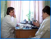 ></p><p class=c_tn>Организационные и финансовые проблемы ивановской медицины обсуждались и на совещании с главами муниципий, посвященном развитию системы здравоохранения. Выяснилось, что денежные трудности медицины связаны в первую очередь с застоем в структуре учреждений. От руководства городов и районов губернатор потребовал, в первую очередь, инициативы. </p><p class=c_tn>Чтобы медицина процветала, ею надо заниматься - такой общий лейтмотив встречи. Депутат Госдумы Татьяна Яковлева подчеркнула, что зарплаты медикам подняли, хоть и не всем, но какого-то качественного сдвига не заметно. Оказалось, дело в системной запущенности самой структуры учреждений здравоохранения. Медицинские тарифы, по которым поликлиникам и больницам возмещают затраты, в регионе самые низкие в ЦФО. На питание больному тратится всего 30 рублей в день. А все потому, что слишком много народу лежит в больницах. Должны повсеместно внедряться стационаро-замещающие технологии, тогда реально лежащий больной сможет получить больше. Есть вариант с так называемым сестринским уходом, когда внимание врача уже не столь необходимо. «Сестринский уход - это не такое дорогостоящее мероприятие, как мы оплачиваем высококвалифицированные дорогостоящие койки, стационарные круглосуточные», - сказала заместитель председателя правительства Ольга Хасбулатова. </p><p class=c_tn>Избавить медстрах от тарифного бремени поможет и участие областного бюджета. В пример выступавшие приводили соседние регионы, где область берет на себя родовспоможение, детскую медицину, некоторые районные больницы. Районные власти также могли бы взять на себя часть медицинских затрат - говорят в правительстве. Тейковский глава даже привел пример, как этого добиться и с миру по нитке сварить кашу из топора: «Все-таки изыскав дополнительные резервы и мы сегодня привлекли в т.ч. крупные предприятия, расположенные на территории города. В частности, Тейковский ХБК обещает нам оказать содействие в реализации этой задачи по установке оборудования». </p><p class=c_tn>Повысить уровень медпомощи планируется и за счет создания офисов врачей общей практики. У соседей - достаточно распространенное явление. Часть не особо нужных лечебниц можно сократить и усилить нужные. Но для этого районные и городские власти должны проявить инициативу, а первым делом, провести анализ своих медицинских потребностей и финансовых возможностей. </p><p class=c_av>Сергей Хохлов</p>
	
		<div class=
