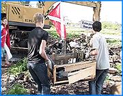 ></p><p class=c_tn>Ивановские активисты движения «НАШИ» объявили войну кохомской администрации. Они решили помочь одному из городских детских садиков избавиться от мусорной свалки, в уборке которой местные власти до сих пор отказывали. Акция закончилась показательным перемещением мешков с отходами к стенам кохомской мэрии. </p><p class=c_tn>Заслышав о том, что с «Нашими» прибудут журналисты, власти засуетились и пригнали сюда экскаватор. Но вывезти сумели только одну машину мусора - кончился бензин. Как рассказали очевидцы, свалка здесь копилась годами, а воспитанники садика все это время дышали миазмами. За дело пришлось взяться сострадательным комиссарам. «К сожалению, видимо, администрация не в состоянии сегодня убрать жизненно важные объекты, когда их дети растут около свалки и, соответственно, кто кроме молодежного движения «Наши» будет убирать подобный мусор около наших детей», - сказал активист движения «НАШИ» Сергей Пипкин.</p><p class=c_tn>К половине четвертого дня к свалке подтянулись еще около десятка активистов и просто сочувствующих. В хорошей организации «Нашим» не откажешь - всех обеспечили инструментом и даже пригнали грузовое такси, чтобы вывезти мусор. Трое местных мальчишек чуть было не прошли мимо, но совесть заставила их вернуться и взяться за работу.</p><p class=c_tn>По замыслу, весь собранный мусор решено вывезти к кохомской администрации. Ну, чем не политический подкоп под кохомского мэра. Ведь «НАШИ» - пропрезидентское движение, а глава Кохмы Вячеслав Кашин - коммунист и на носу у него выборы. Заказ, поинтересовались мы у комиссаров. «Нет, но, тем не менее, коммунисты у нас в оппозиции. Курс взят на построение суверенной демократии. Тем не менее, у нас полно других мест, где можно убирать, независимо от того, будь коммунист руководитель, будь это «Единая Россия» или СПС, «Яблоко». То есть это не заказ», - ответил Сергей Пипкин.</p><p class=c_tn>Финальная часть акции тщательно продумана: облаченные в костюмы химзащиты комиссары сгружают мешки с мусором прямо под окна кохомской администрации. Все это под красноречивой табличкой «Безвозмездно» - как материализованный упрек чиновникам за их недальновидность. «Я очень довольна, что хотя бы сотую часть мы выгрузили у горадминистрации Кохмы. И очень интересно посмотреть на то, за сколько они от своей администрации уберут этот мусор или он точно так же будет лежать здесь годами», - сказала организатор массовых акций Татьяна Лукьянова.</p><p class=c_av>Дмитрий Попов</p>
	
		<div class=