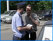 ></p><p class=c_tn>В Ивановской области проходит месячник «чистый автомобиль». Инспекторам ГИБДД поручено проводить профилактические беседы с водителями грязных машин. В то же время поставлена задача предотвращать мойку автомобилей в неположенных местах. Между тем и водители, и сотрудники ДПС говорят, что главная помеха к чистоте – финансовая.</p><p class=c_tn>За полчаса дежурства на перекрестке улиц Кузнецова и Почтовой в Иванове каких-либо невообразимо грязных машин замечено не было, хотя установка на особое внимание к ним у инспекторов есть. Водителям-грязнулям необходимо делать замечания и внушения. Но какого-то материального наказания за грязь на кузове они не понесут. Правила предполагают штрафовать только тех, у кого не видно номеров или световых сигналов. А на устное замечание инспектора у водителя найдется не один десяток отговорок    </p><p class=c_tn>Иногда в ответ у хозяина грязной машины возникает справедливый вопрос: «Где помыть автомобиль, чтобы это было с точки зрения закона правильно сделано. Чтобы и самому не подвергаться каким-то штрафам, что моют в неположенное место транспорт. Большинство не устраивают те цены, которые взимаются на мойках за помывку машин».</p><p class=c_tn>Мойка на улице Куконковых - одно из положенных мест. Разброс цен на услуги - от 140 рублей за внешний лоск до 340 за полный пакет услуг. После объявления месячника местные мойки какого-то наплыва любителей чистоты не испытывают. Мойщики говорят, что большинство клиентов - владельцы иномарок. Как правило, люди с достатком выше среднего. Но хозяин «Вольво» Евгений Кожеуров говорит, что чистота зависит не от денег, а от внутренней потребности: «Как всякий нормальный человек должен быть всегда чистым, хорошо одетым, я так думаю, что и автомобиль должен содержаться в чистоте и порядке, потому что когда автомобиль какой-то грязный, на него даже и смотреть как-то неприятно».</p><p class=c_av>Сергей Хохлов</p>
	
		<div class=